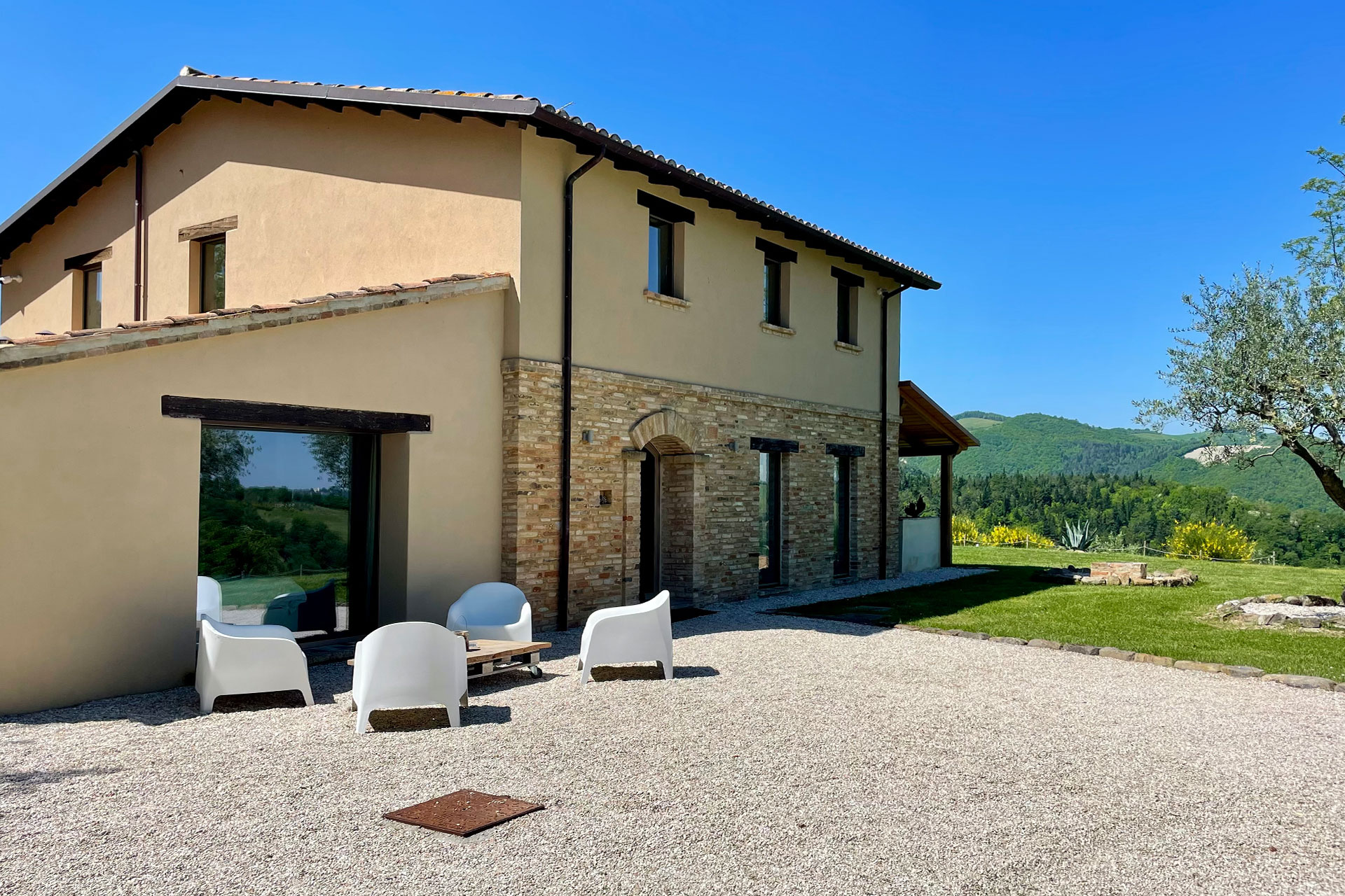 casa-fontegenga_farmhouse_marche-italy_exterior-facade.jpg