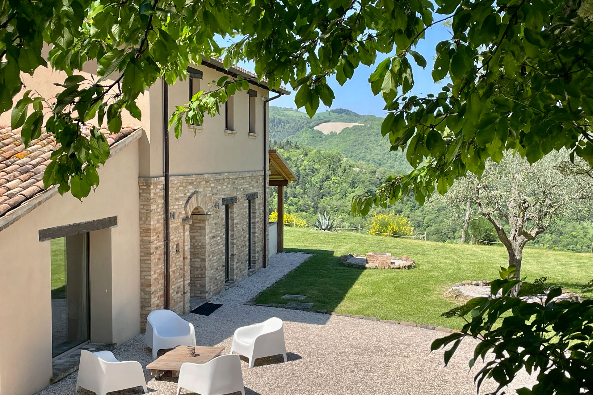casa-fontegenga_farmhouse_marche-italy_exterior-facade-detail.jpg