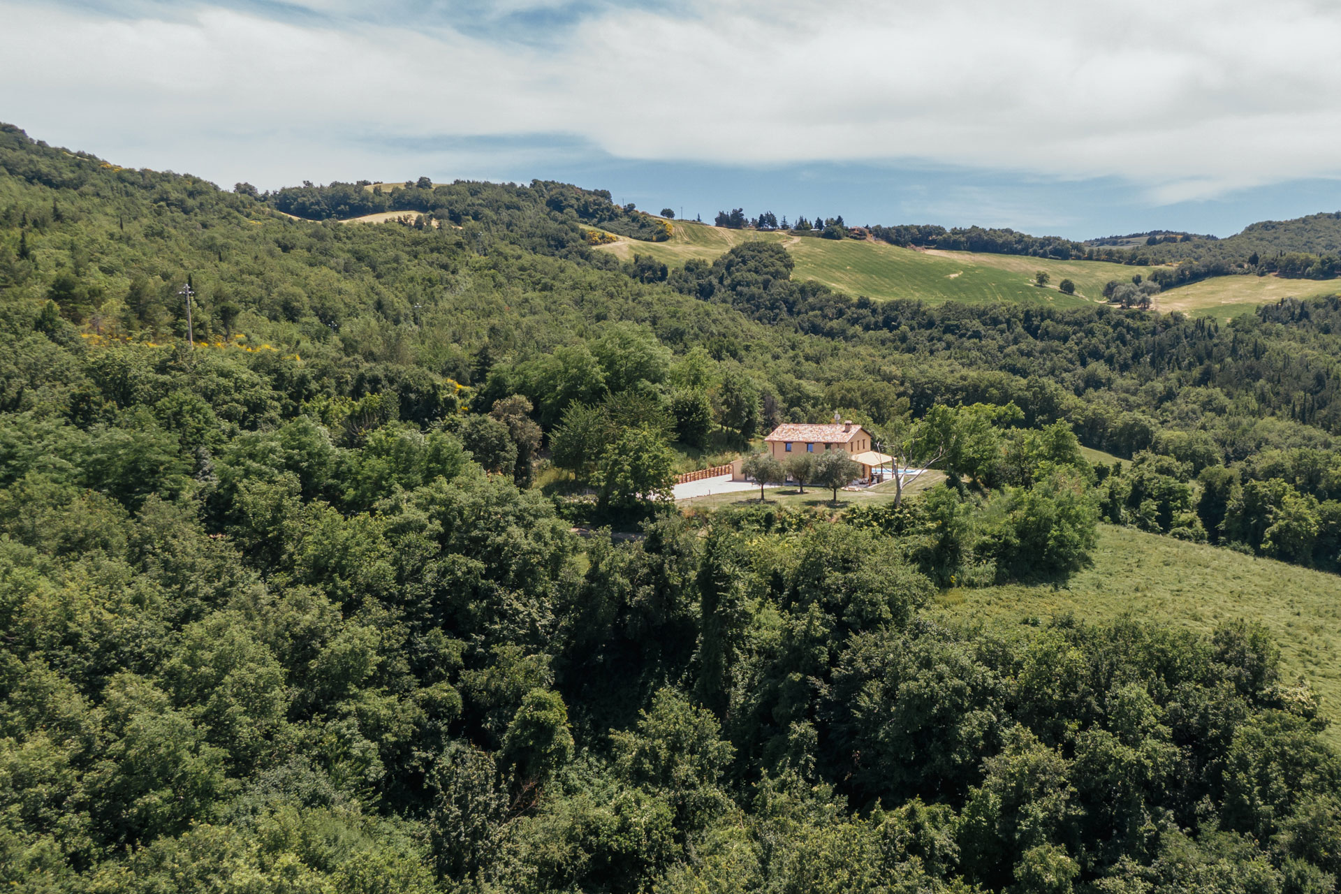 casa-fontegenga_farmhouse_marche-italy_exterior-landscape.jpg
