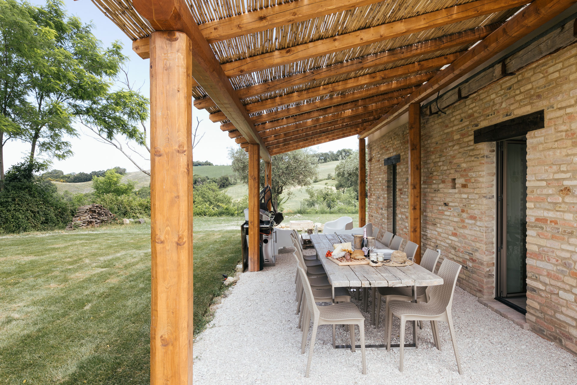 casa-fontegenga_farmhouse_marche-italy_exterior-table.jpg