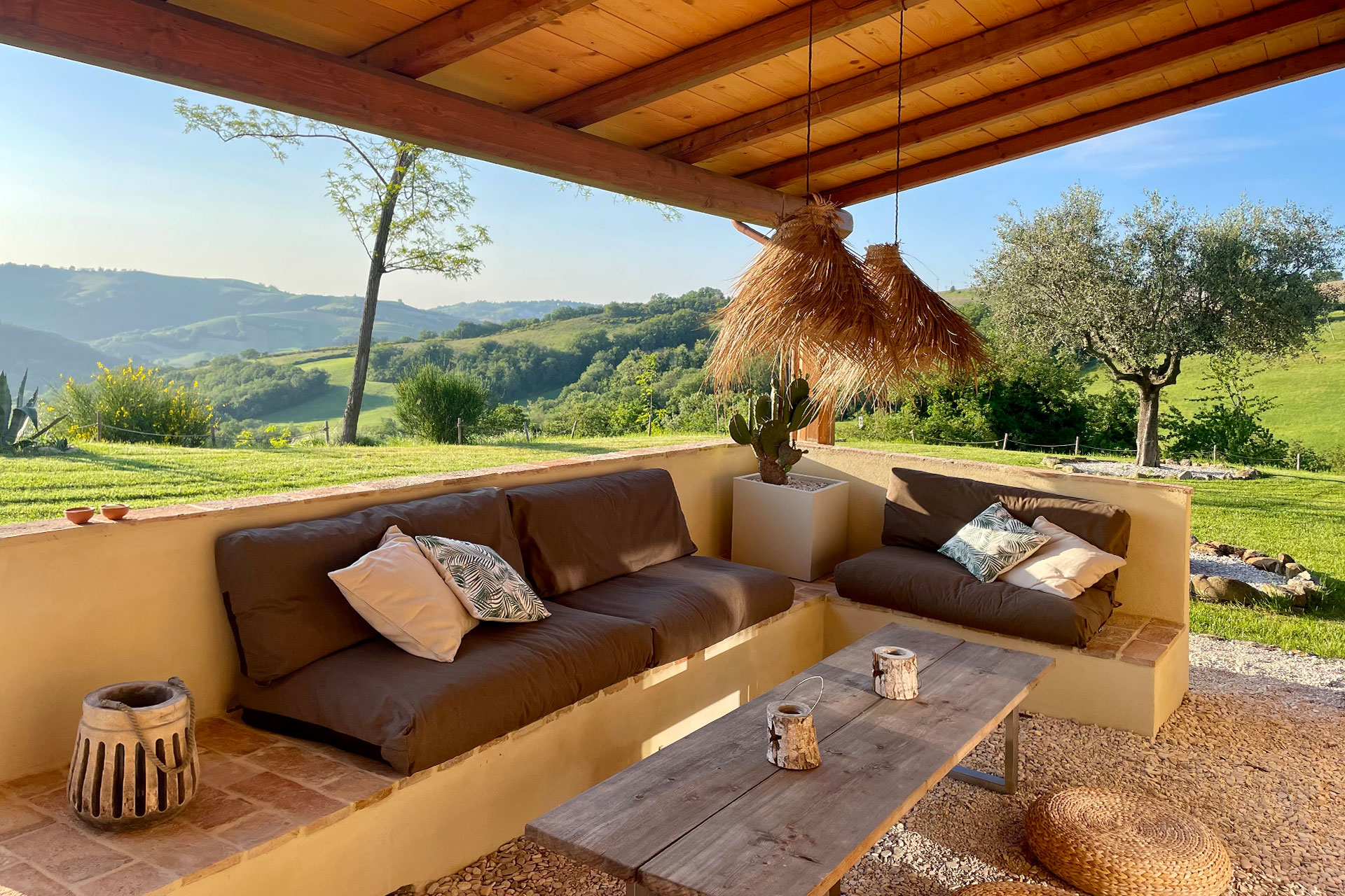 casa-fontegenga_farmhouse_marche-italy_exterior-terrace.jpg