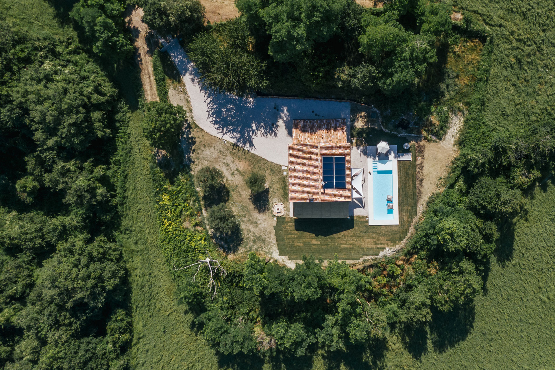 casa-fontegenga_farmhouse_marche-italy_exterior-top.jpg