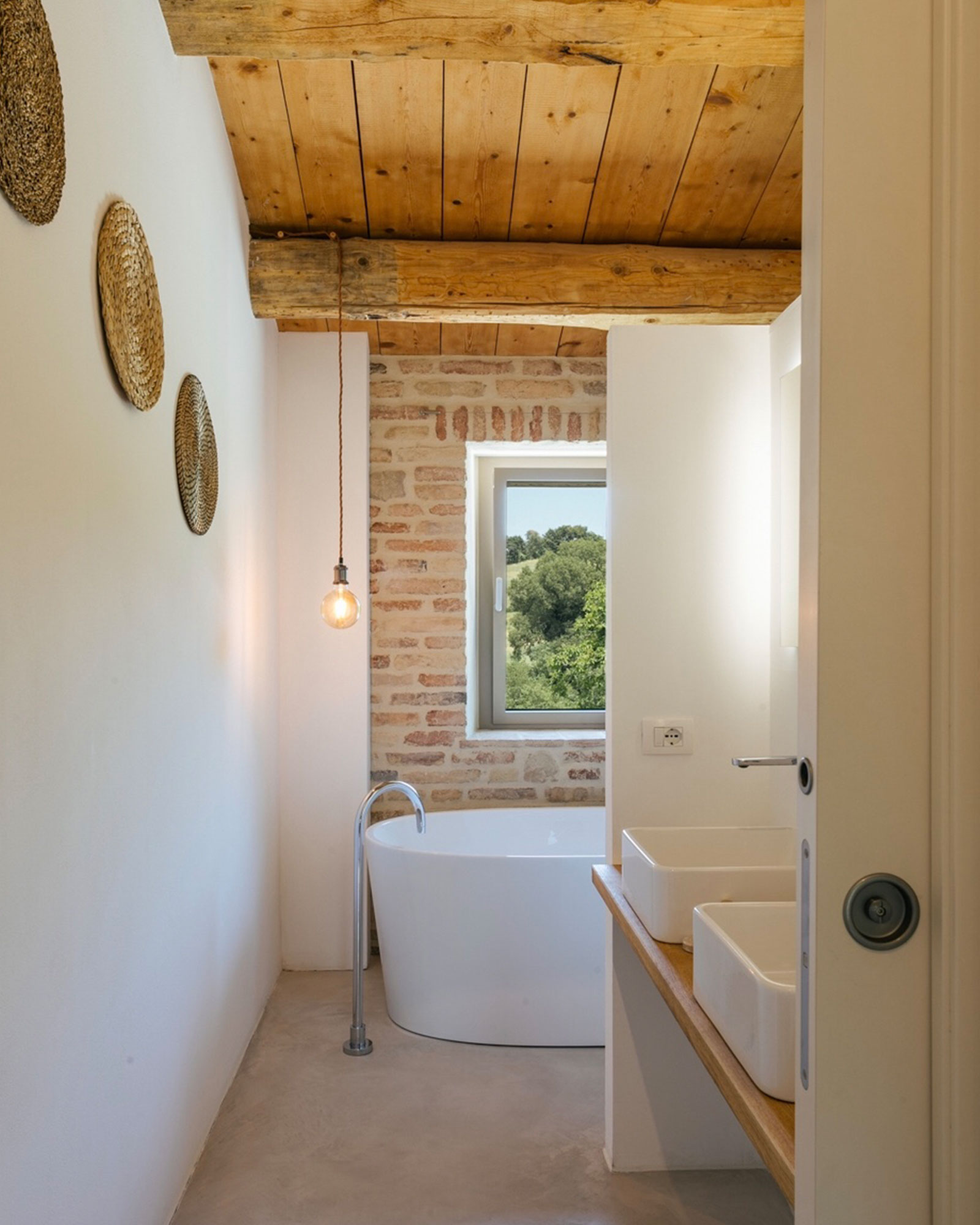 casa-fontegenga_farmhouse_marche-italy_interior-bathroom-tub.jpg