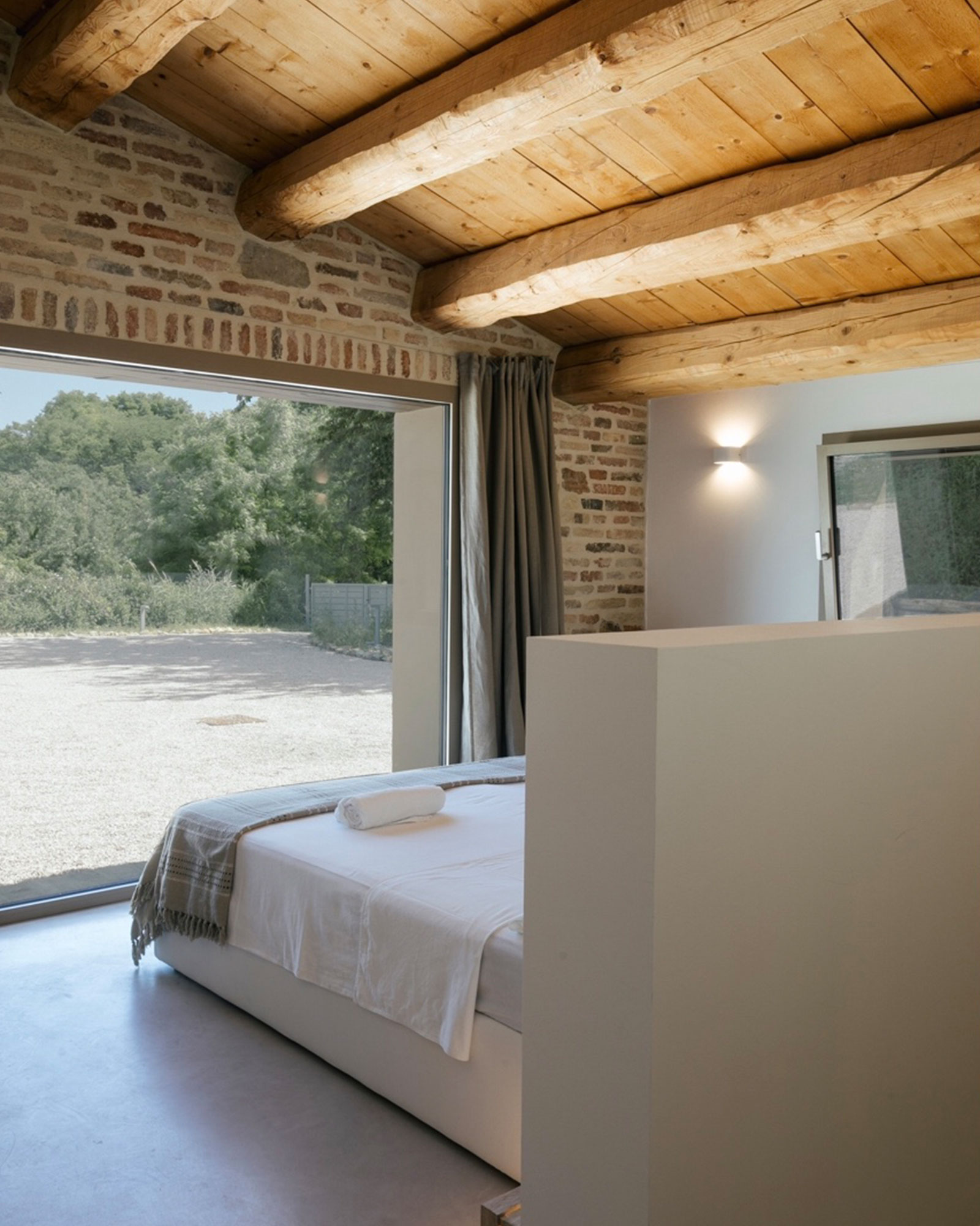 casa-fontegenga_farmhouse_marche-italy_interior-bedroom.jpg