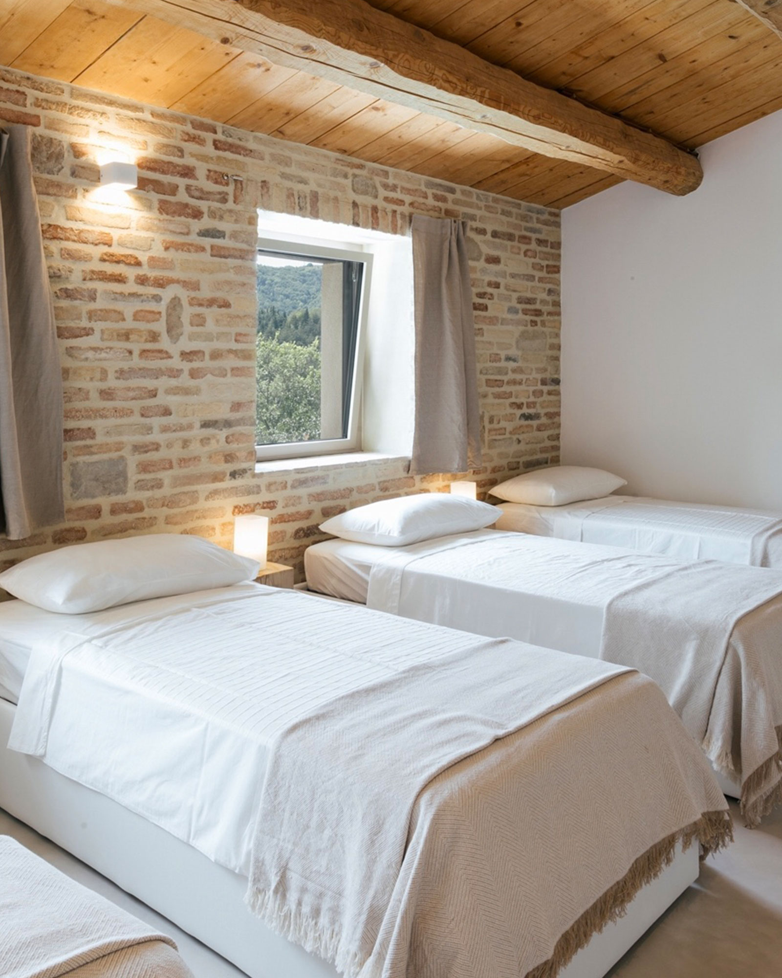 casa-fontegenga_farmhouse_marche-italy_interior-beds.jpg