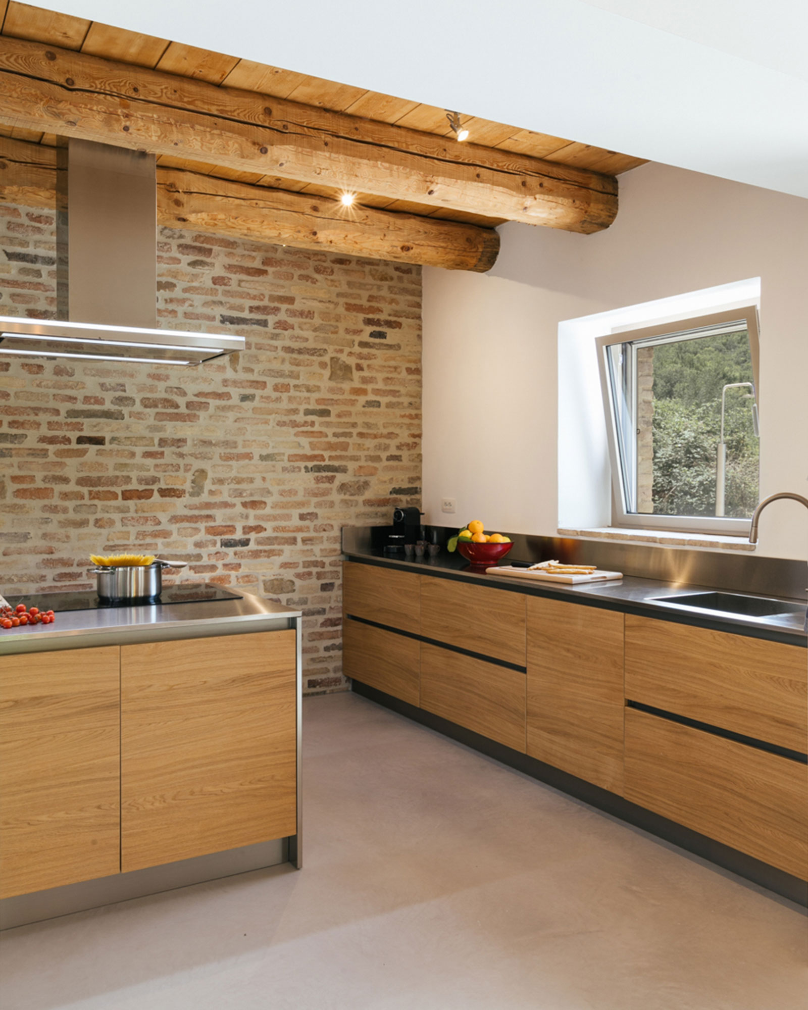 casa-fontegenga_farmhouse_marche-italy_interior-kitchen.jpg