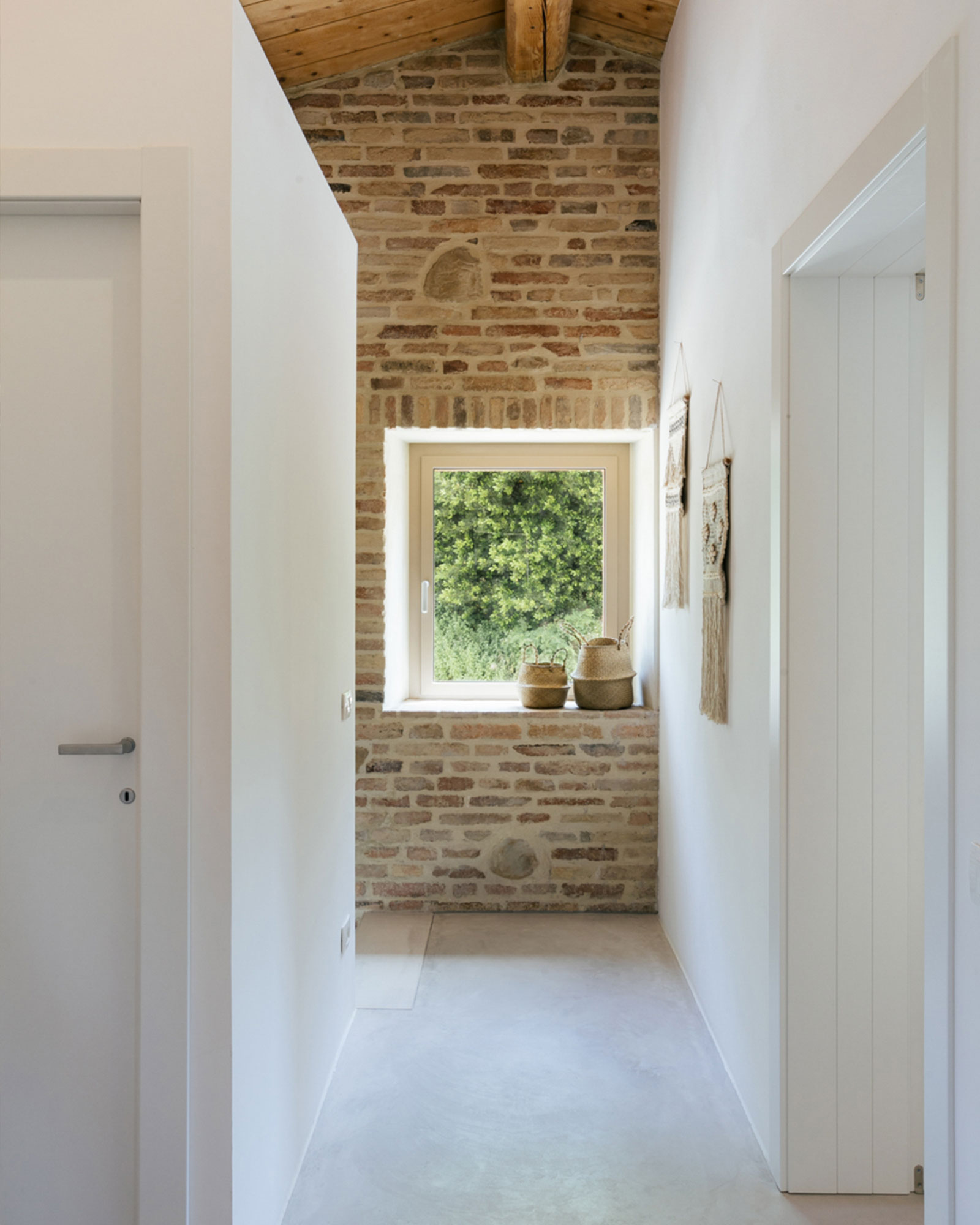 casa-fontegenga_farmhouse_marche-italy_interior-window.jpg