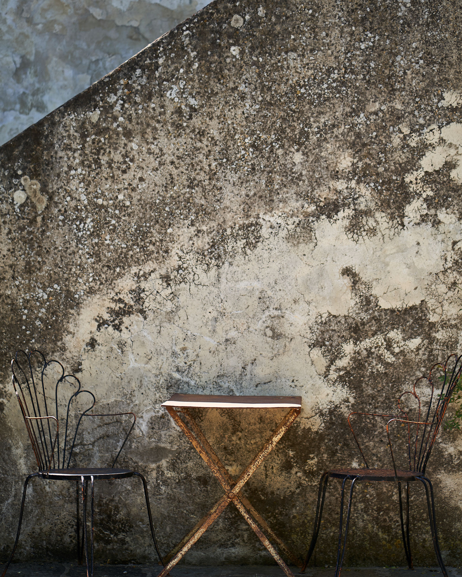 casale-di-cellole_farmhouse_tuscany-italy_exterior-chairs-design.jpg