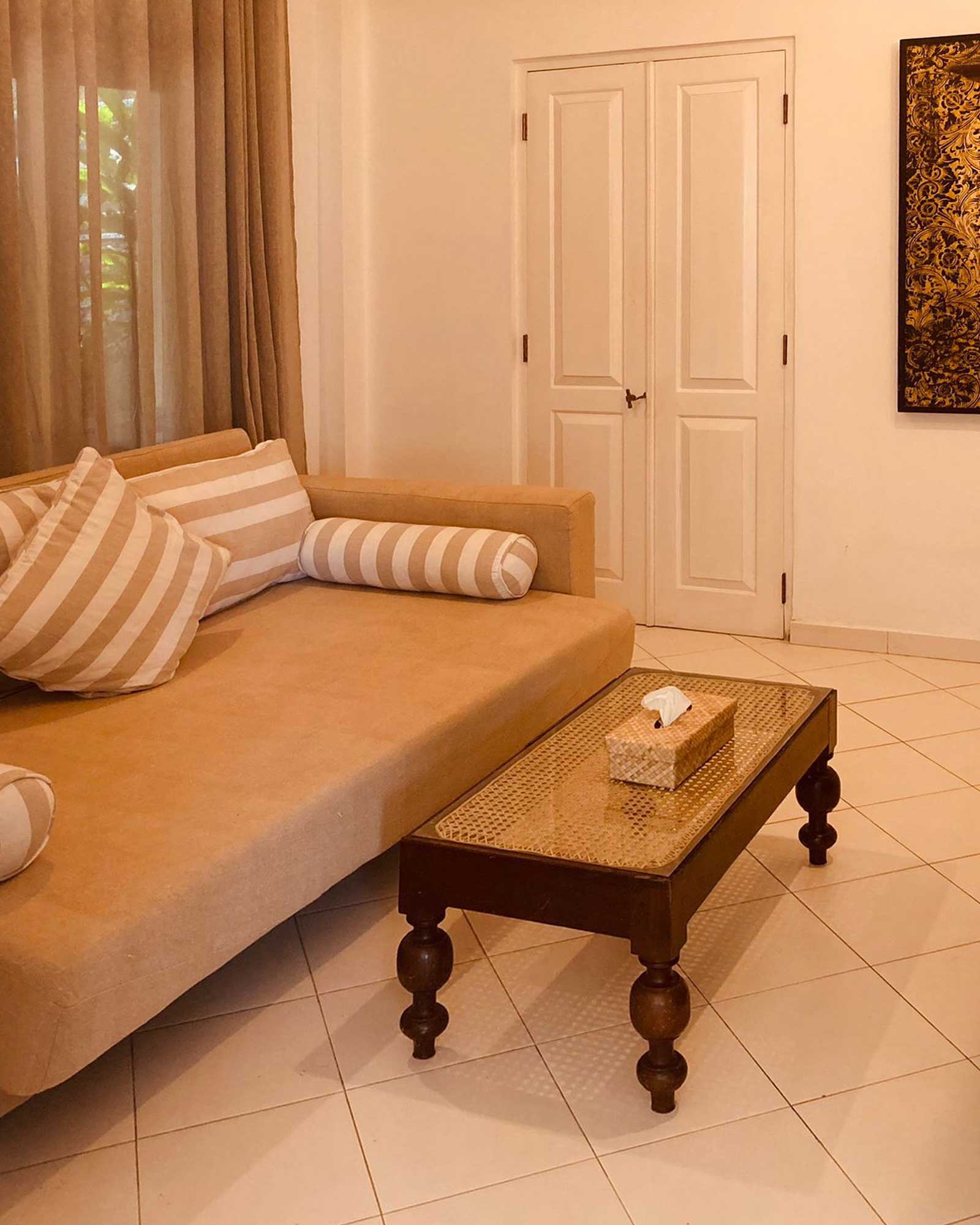 kanda-house_small-hotel_Southern-Province-Sri-Lanka_mango-house-interior-sofa.jpg