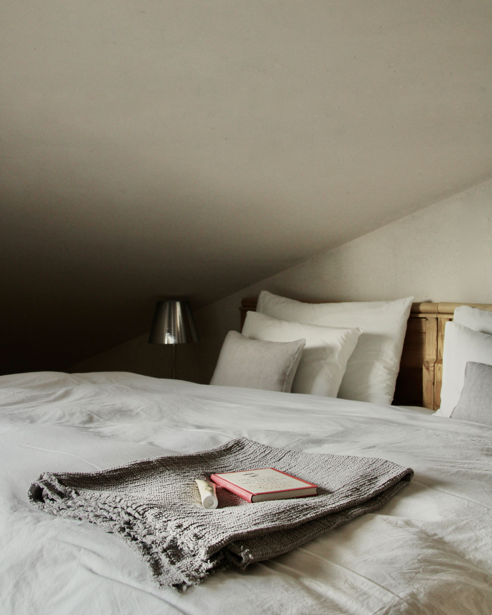 dolomite-chalet_chalet_marebbe-italy_interior-bed.jpg