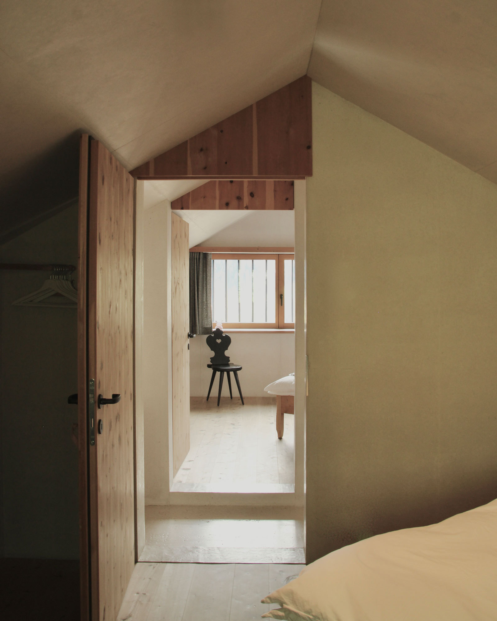 dolomite-chalet_chalet_marebbe-italy_interior-bedroom-chair.jpg