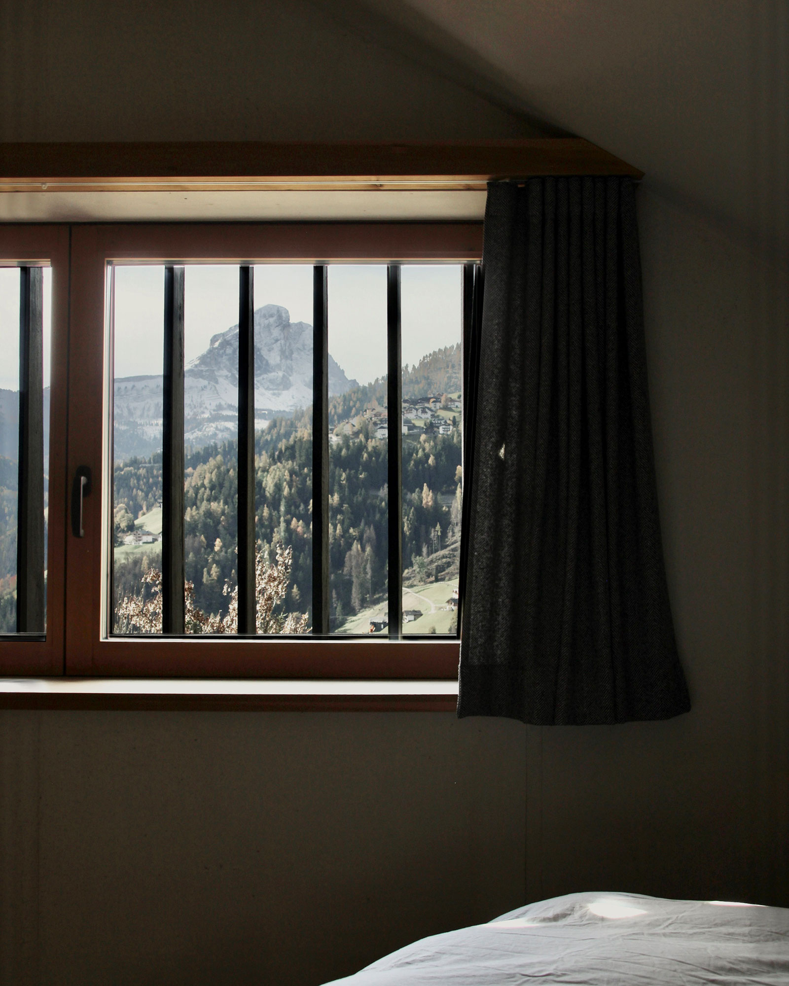 dolomite-chalet_chalet_marebbe-italy_interior-bedroom-window.jpg