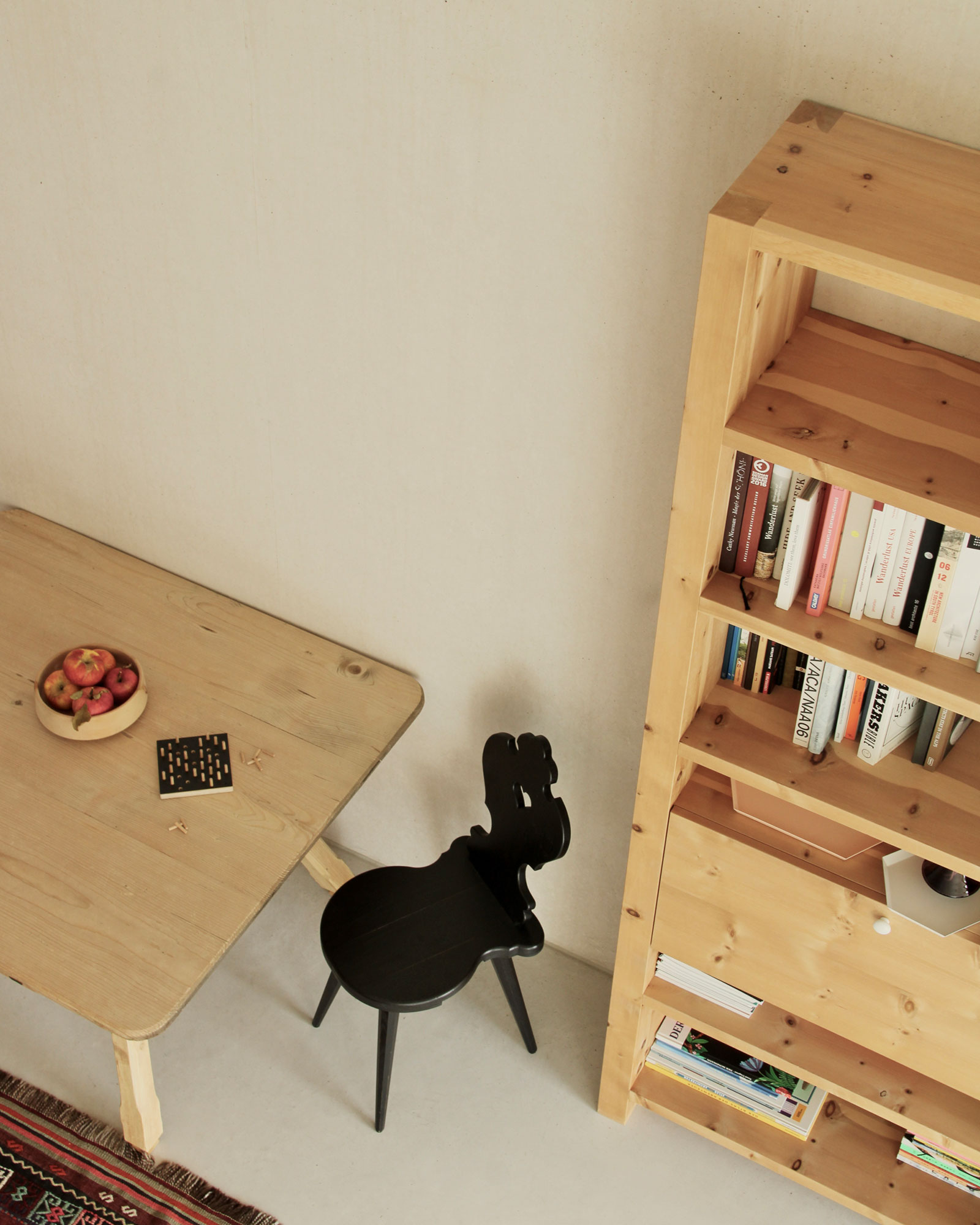dolomite-chalet_chalet_marebbe-italy_interior-detail-table.jpg