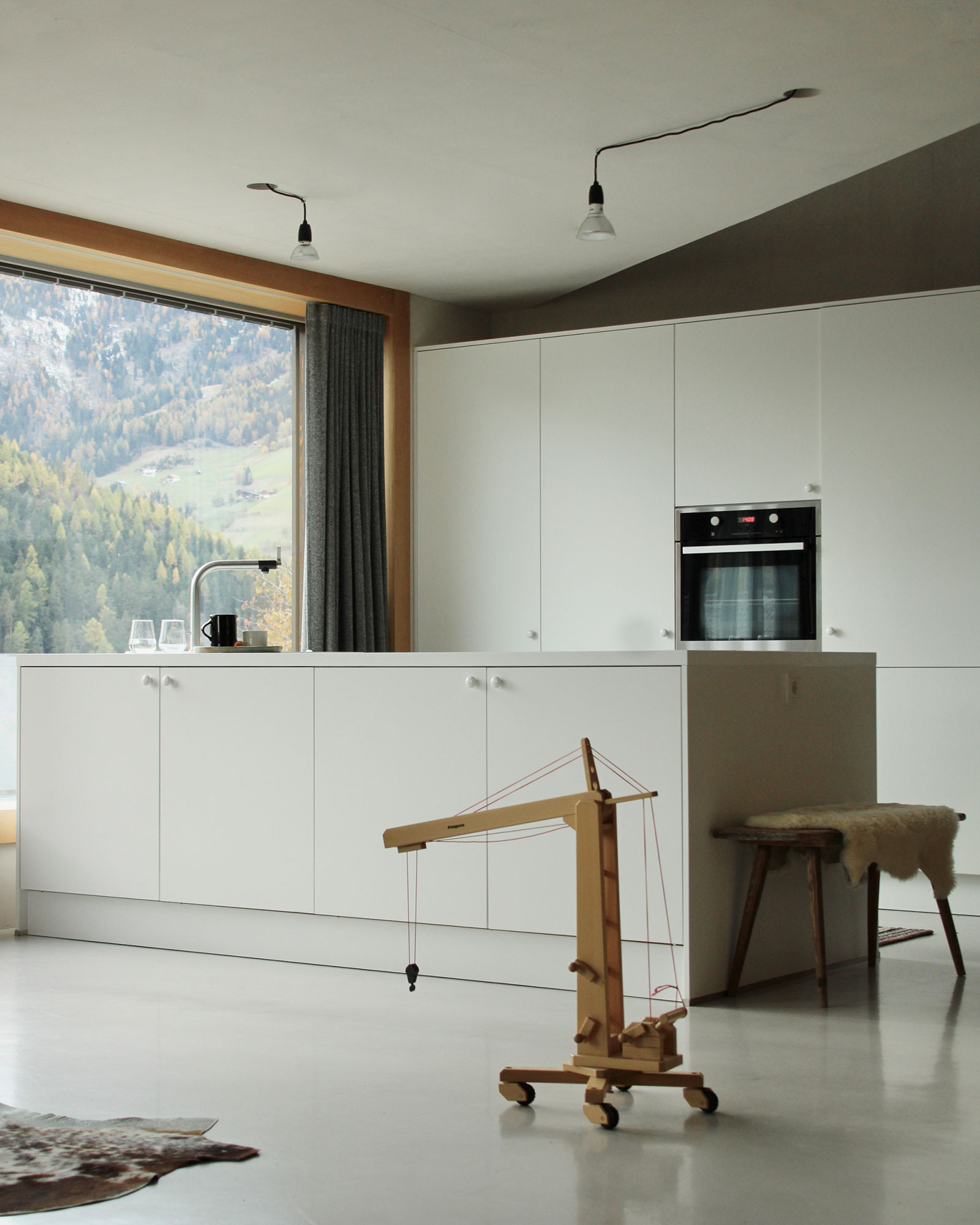 dolomite-chalet_chalet_marebbe-italy_interior-kitchen.jpg