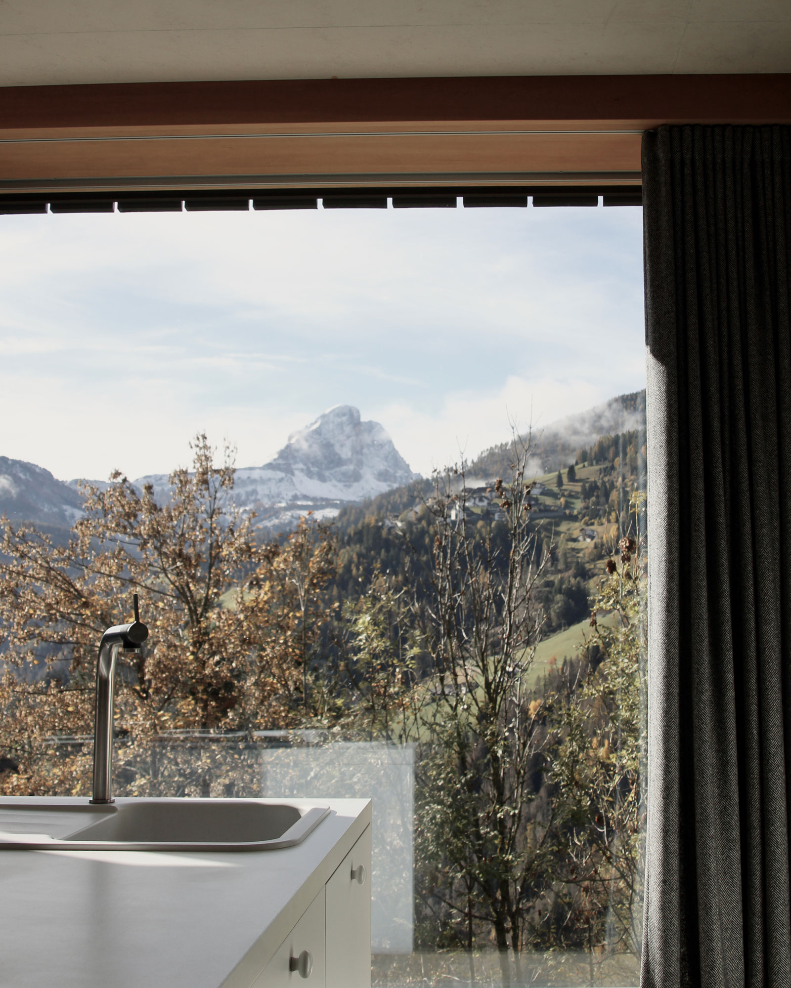 dolomite-chalet_chalet_marebbe-italy_interior-kitchen-view.jpg