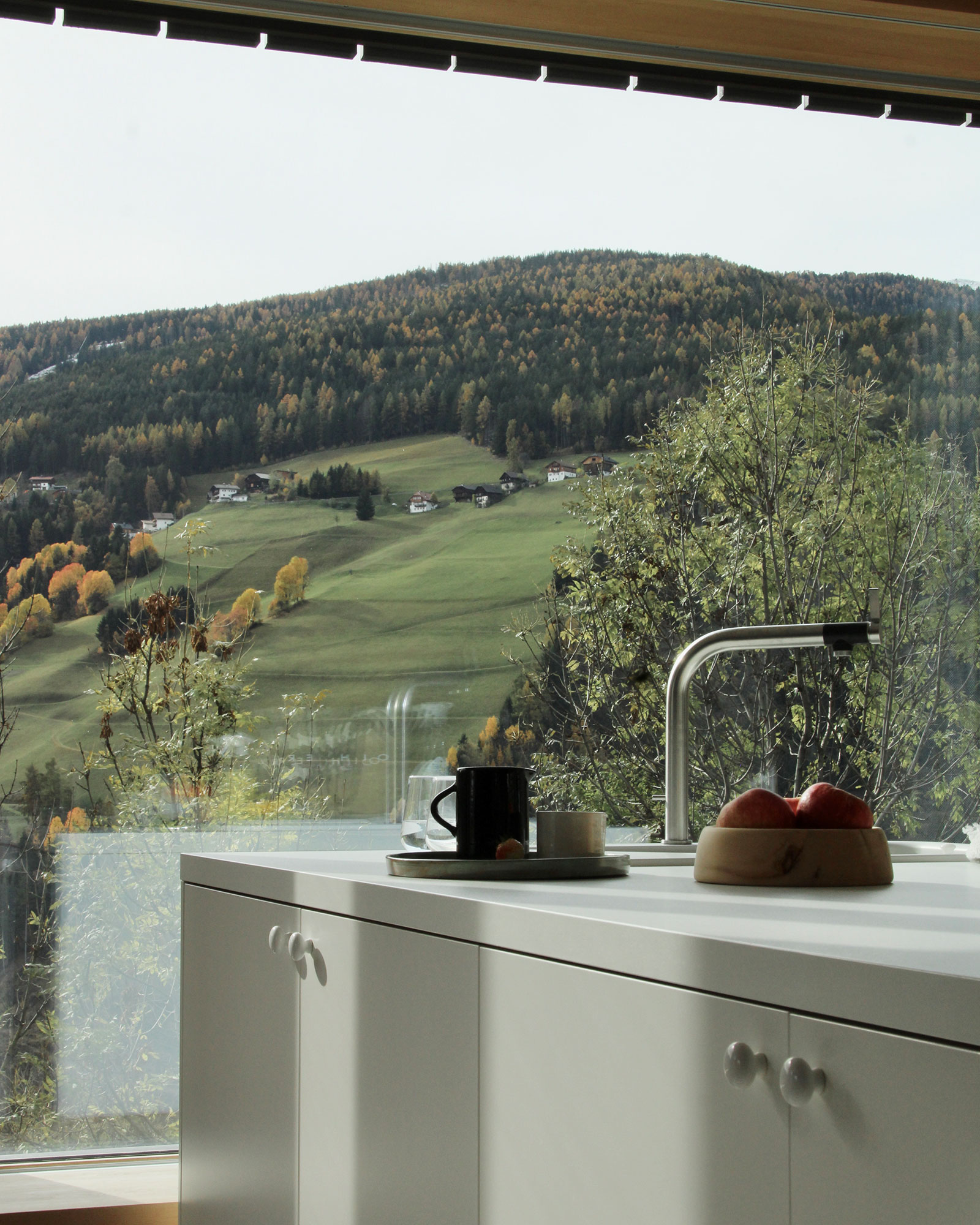 dolomite-chalet_chalet_marebbe-italy_interior-kitchen-window-view.jpg