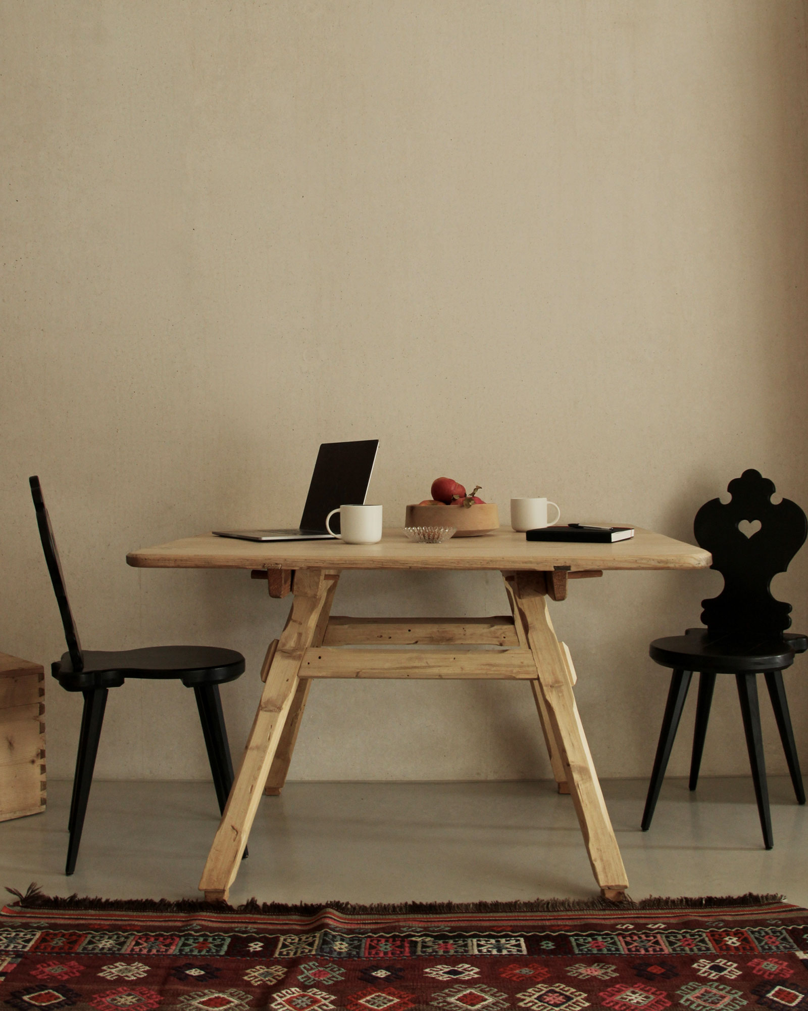 dolomite-chalet_chalet_marebbe-italy_interior-table.jpg