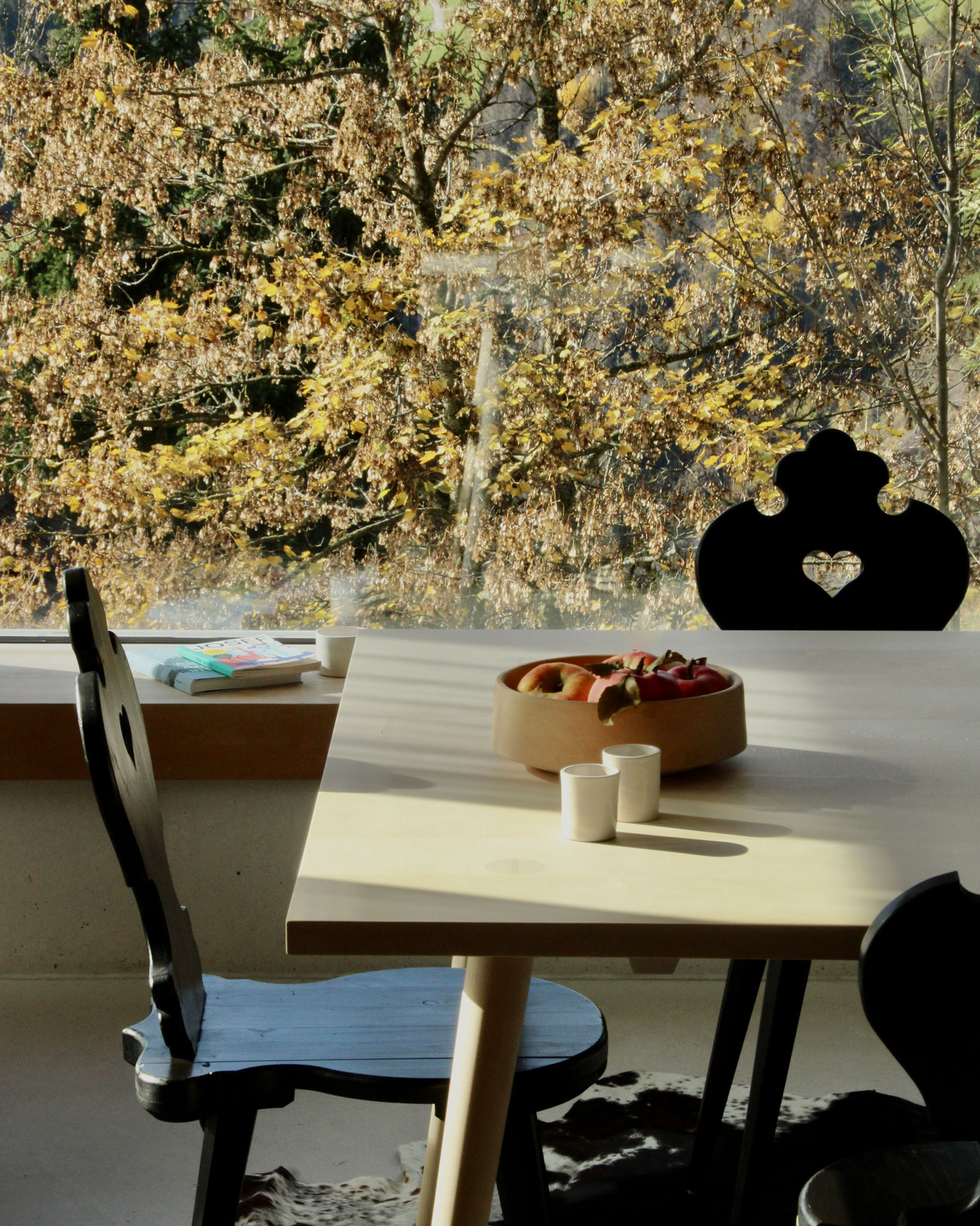 dolomite-chalet_chalet_marebbe-italy_interior-table-detail.jpg