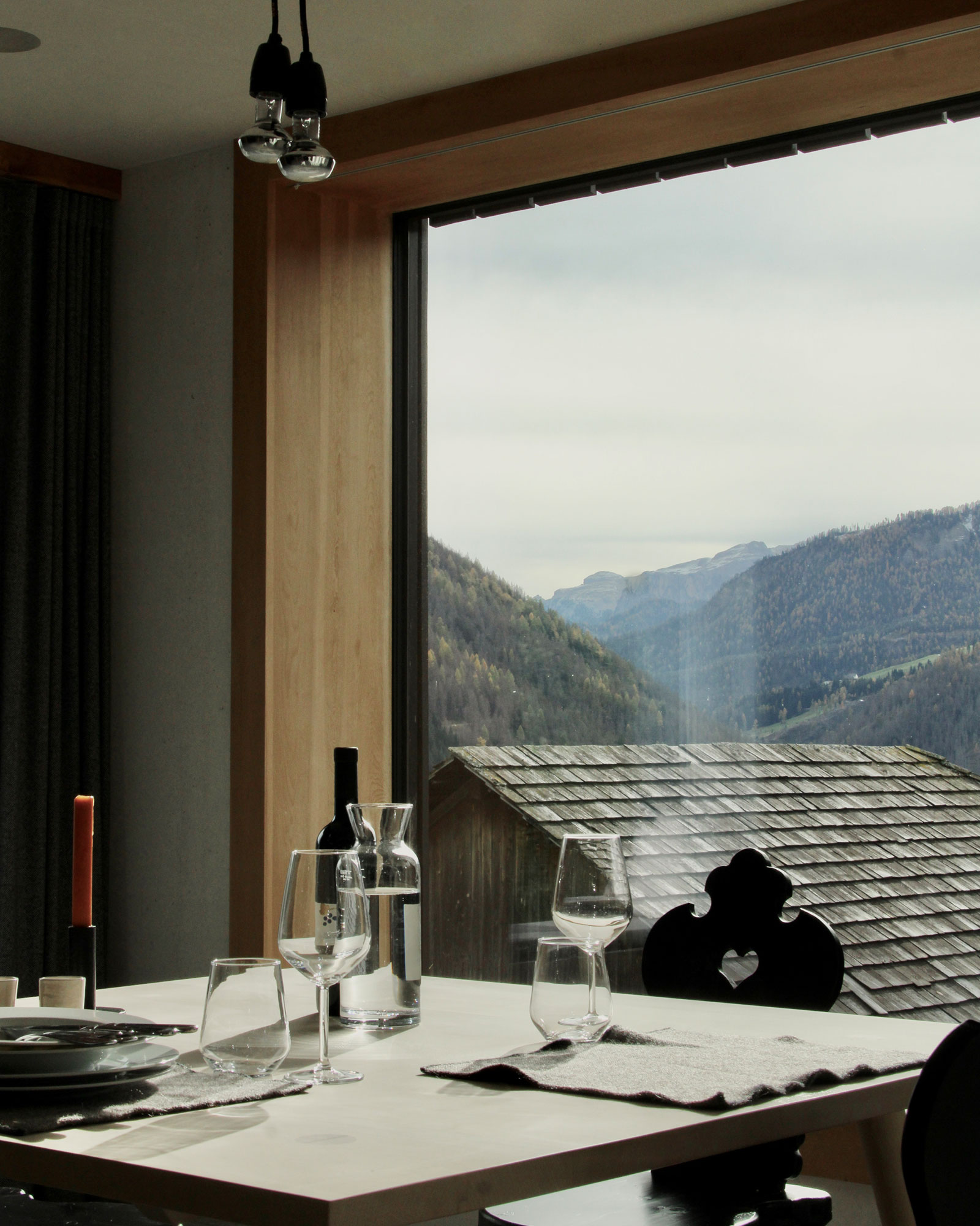 dolomite-chalet_chalet_marebbe-italy_interior-table-window.jpg