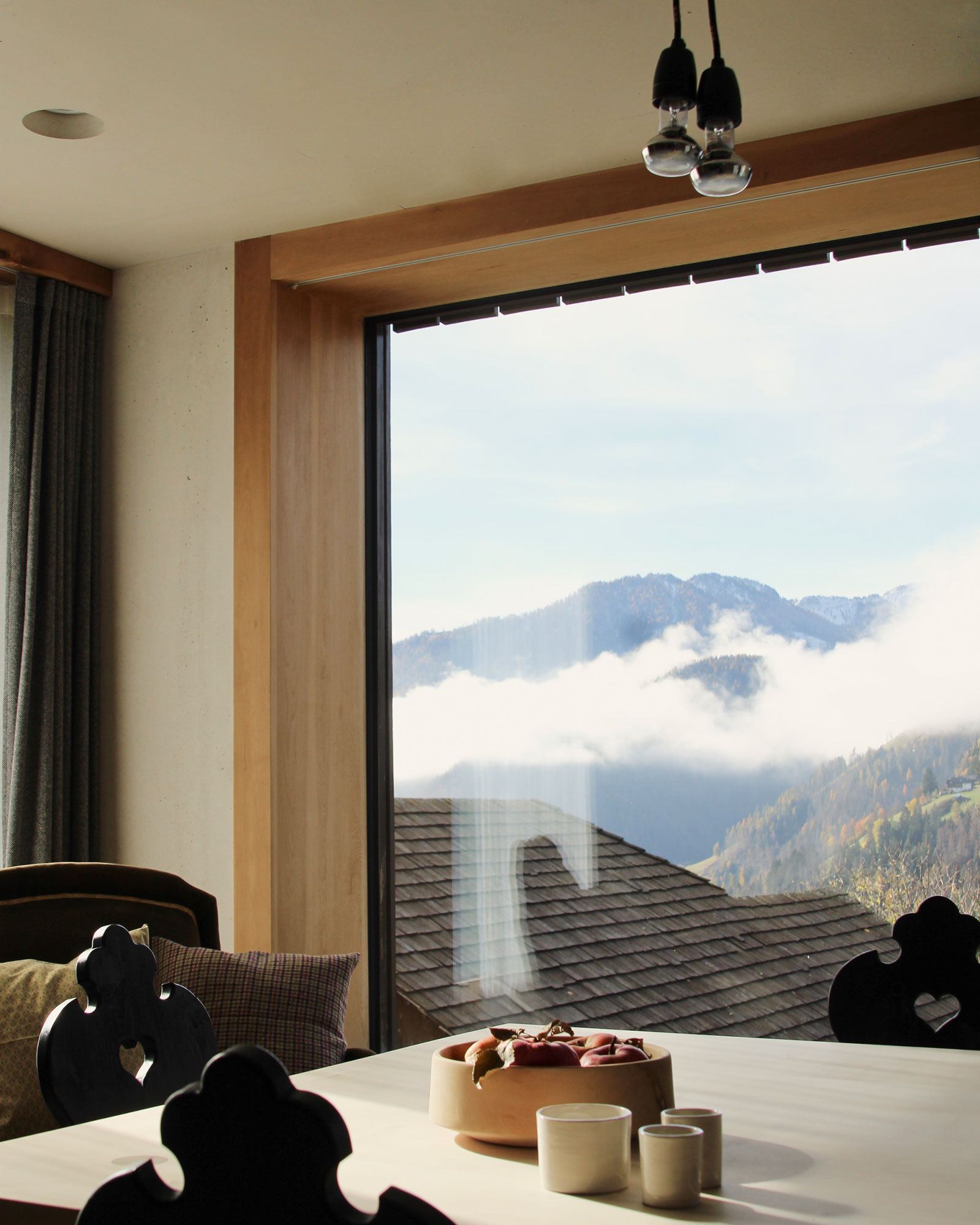 dolomite-chalet_chalet_marebbe-italy_interior-view-window.jpg