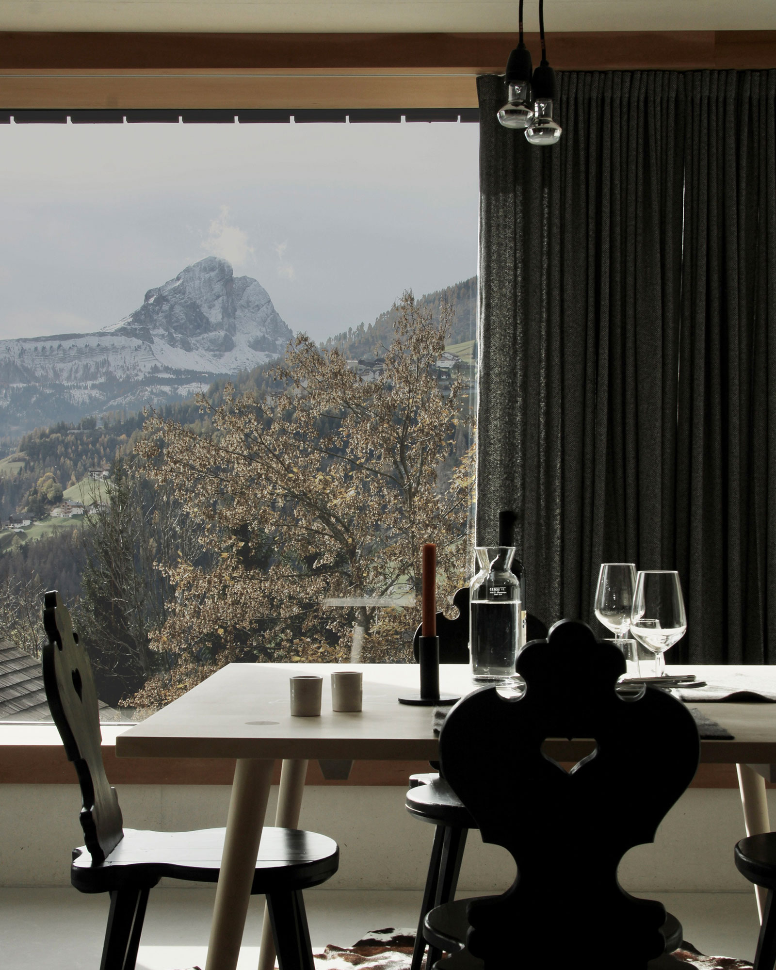 dolomite-chalet_chalet_marebbe-italy_interior-window-view.jpg