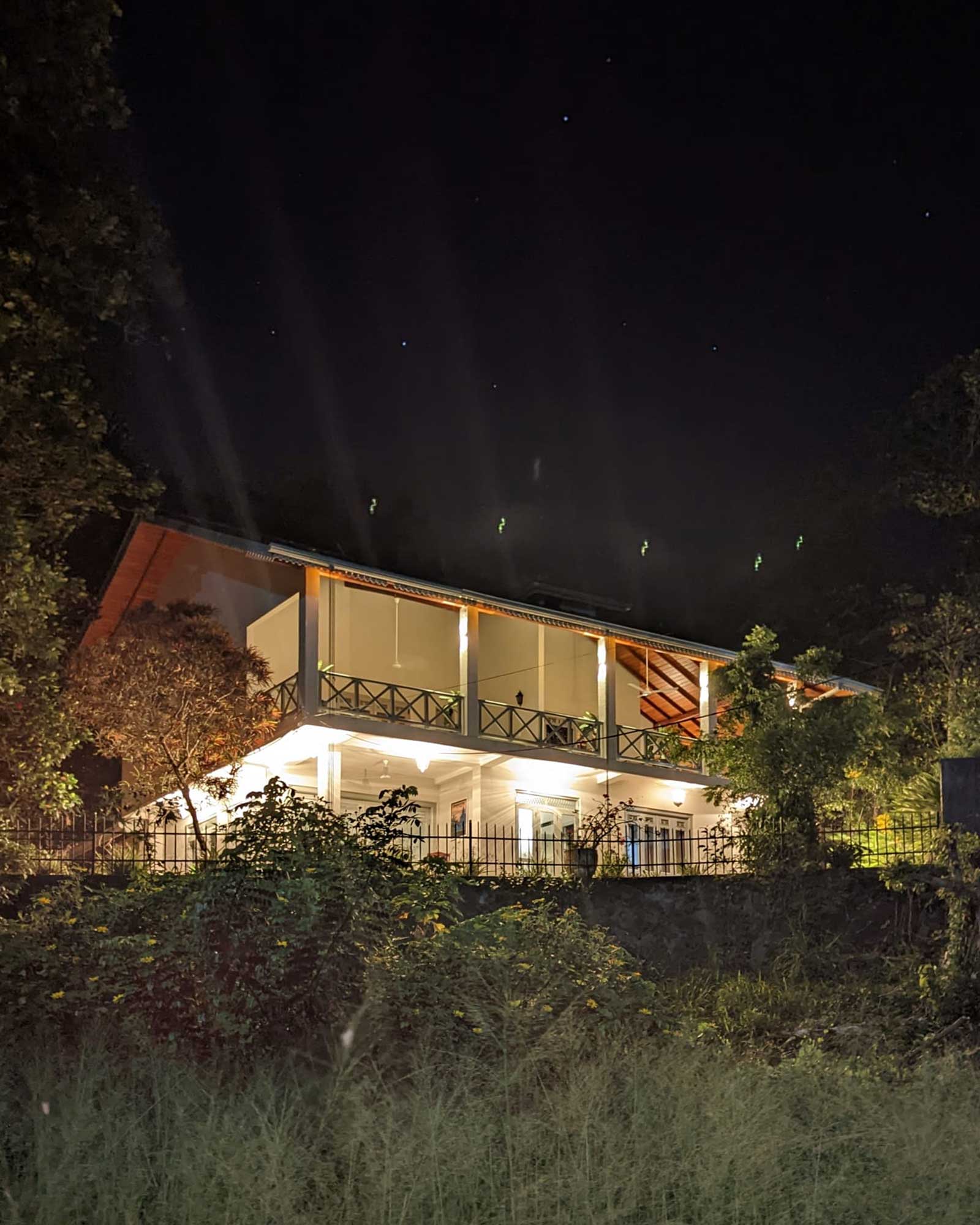 kanda-house_small-hotel_Southern-Province-Sri-Lanka_mango-house-exterior-night.jpg