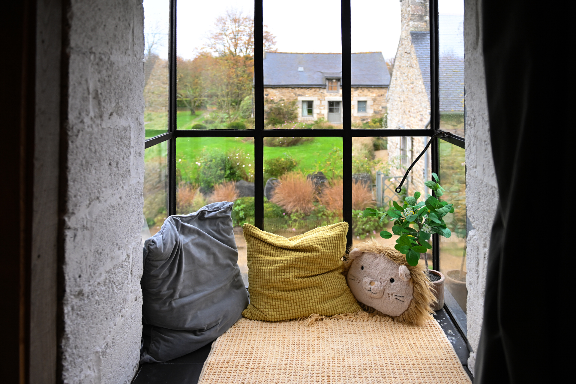 la-grange-d-isidore_guesthouse_bretagne-france_interior-window.jpg