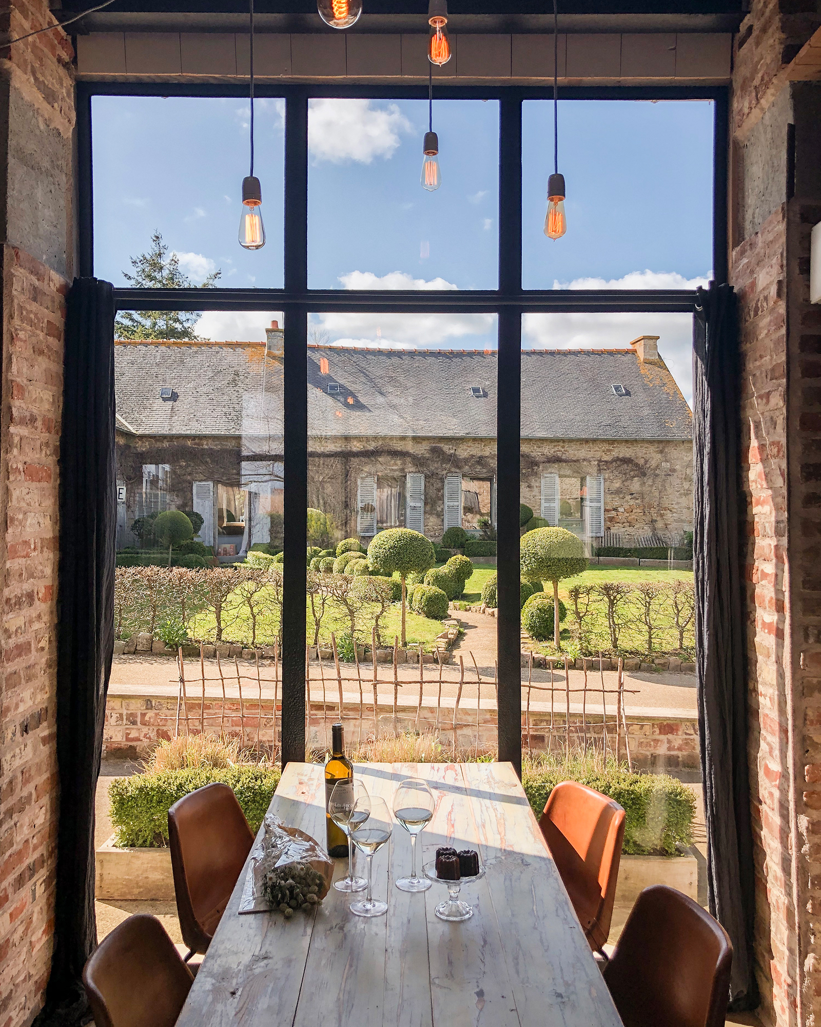la-grange-d-isidore_guesthouse_bretagne-france_interior-window-view.jpg