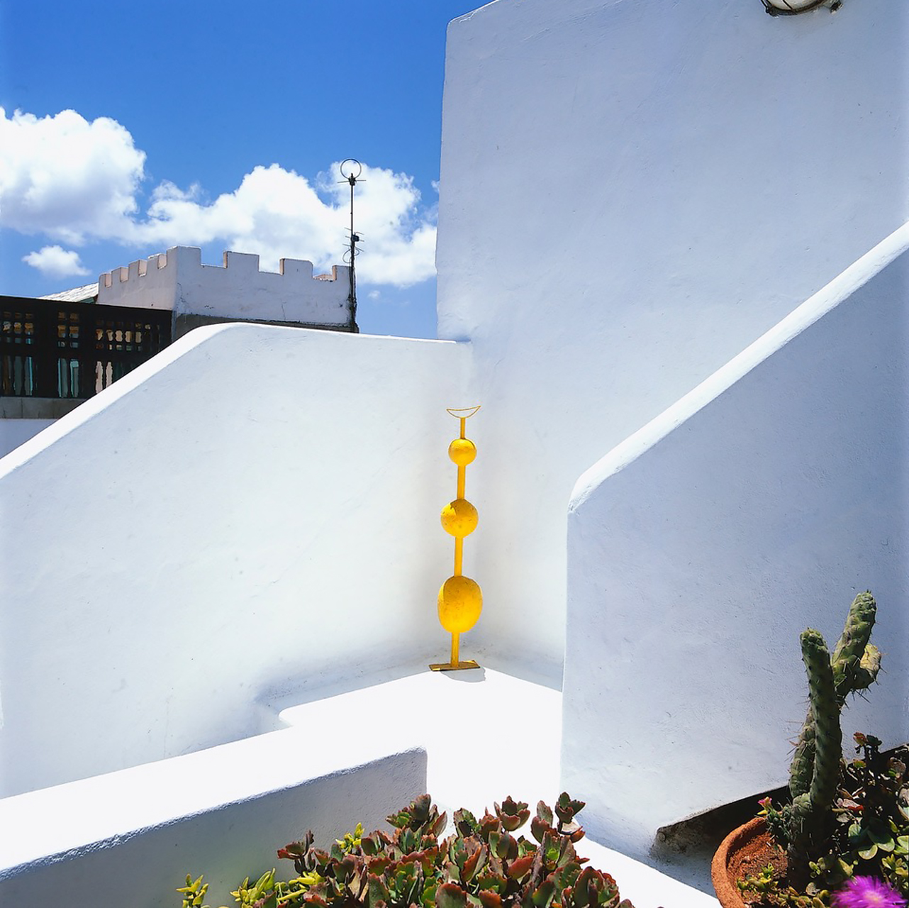 dar-beida_villa_essaouira_morocco_exterior-stairs.jpg