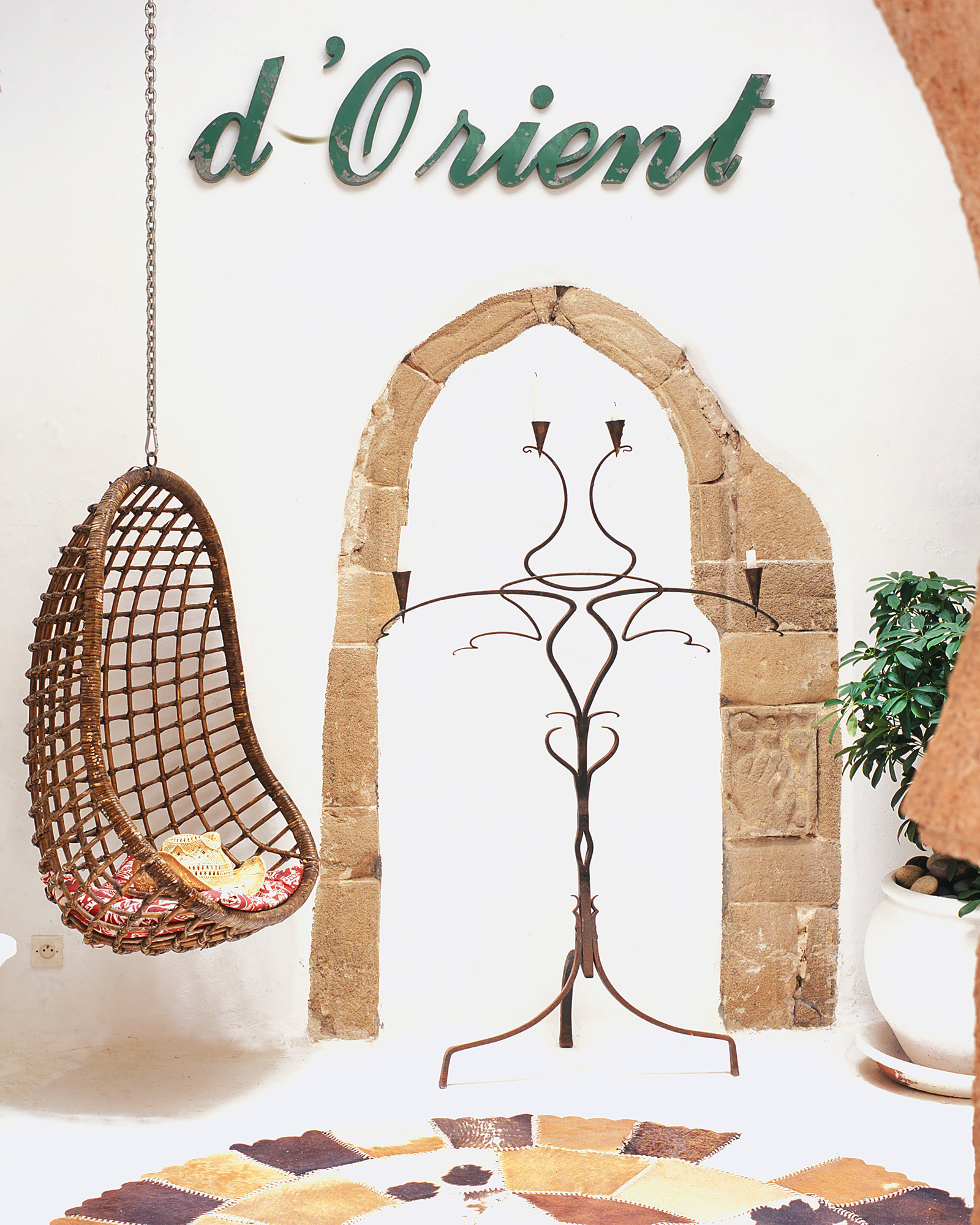 dar-beida_villa_essaouira_morocco_interior-hanging-chair.jpg
