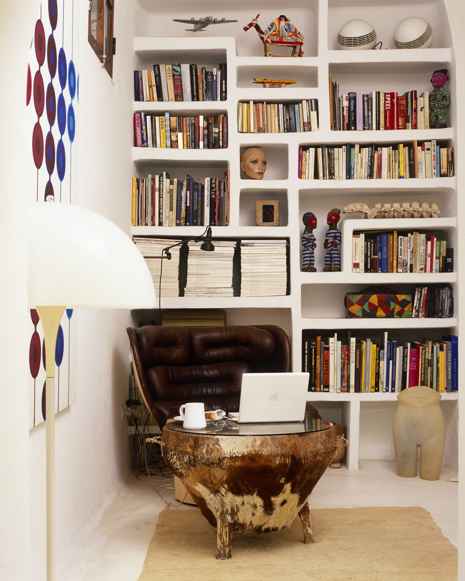 dar-beida_villa_essaouira_morocco_interior-library-books.jpg