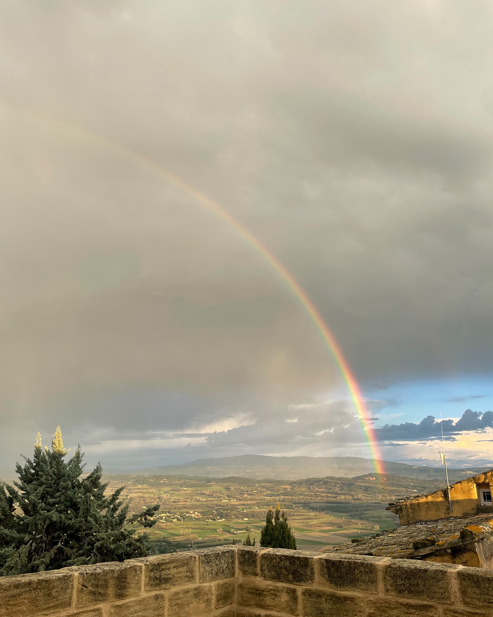 la-tour-de-pierre_country-house_gordes-france_exterior-rainbow.jpg