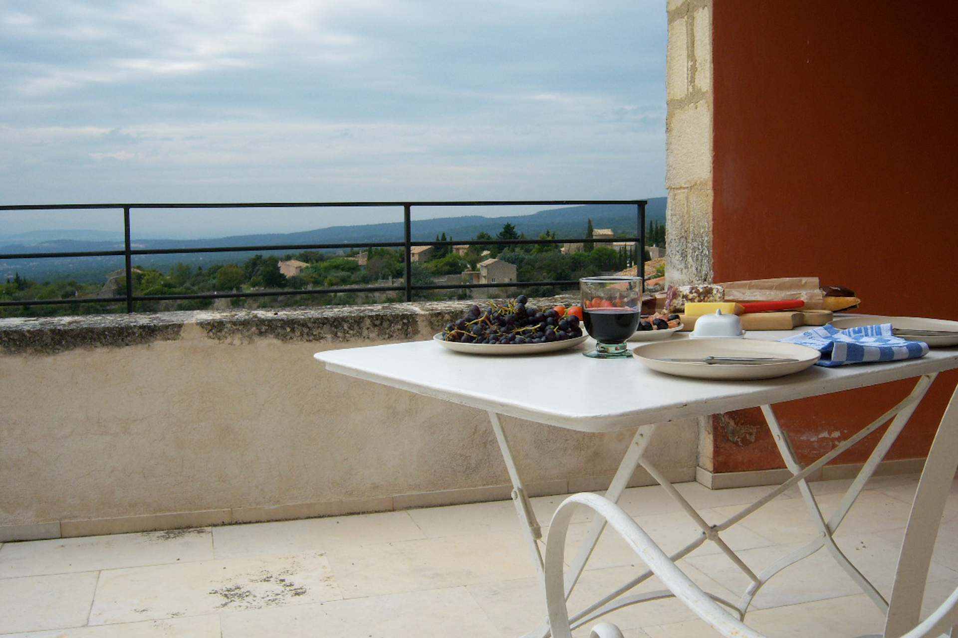 la-tour-de-pierre_country-house_gordes-france_exterior-table.jpg
