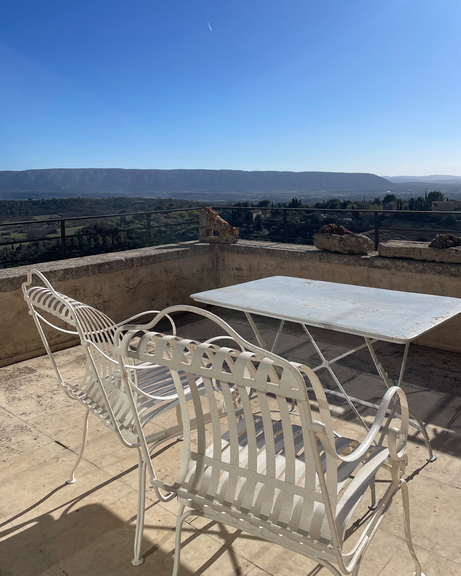 la-tour-de-pierre_country-house_gordes-france_exterior-table-view.jpg