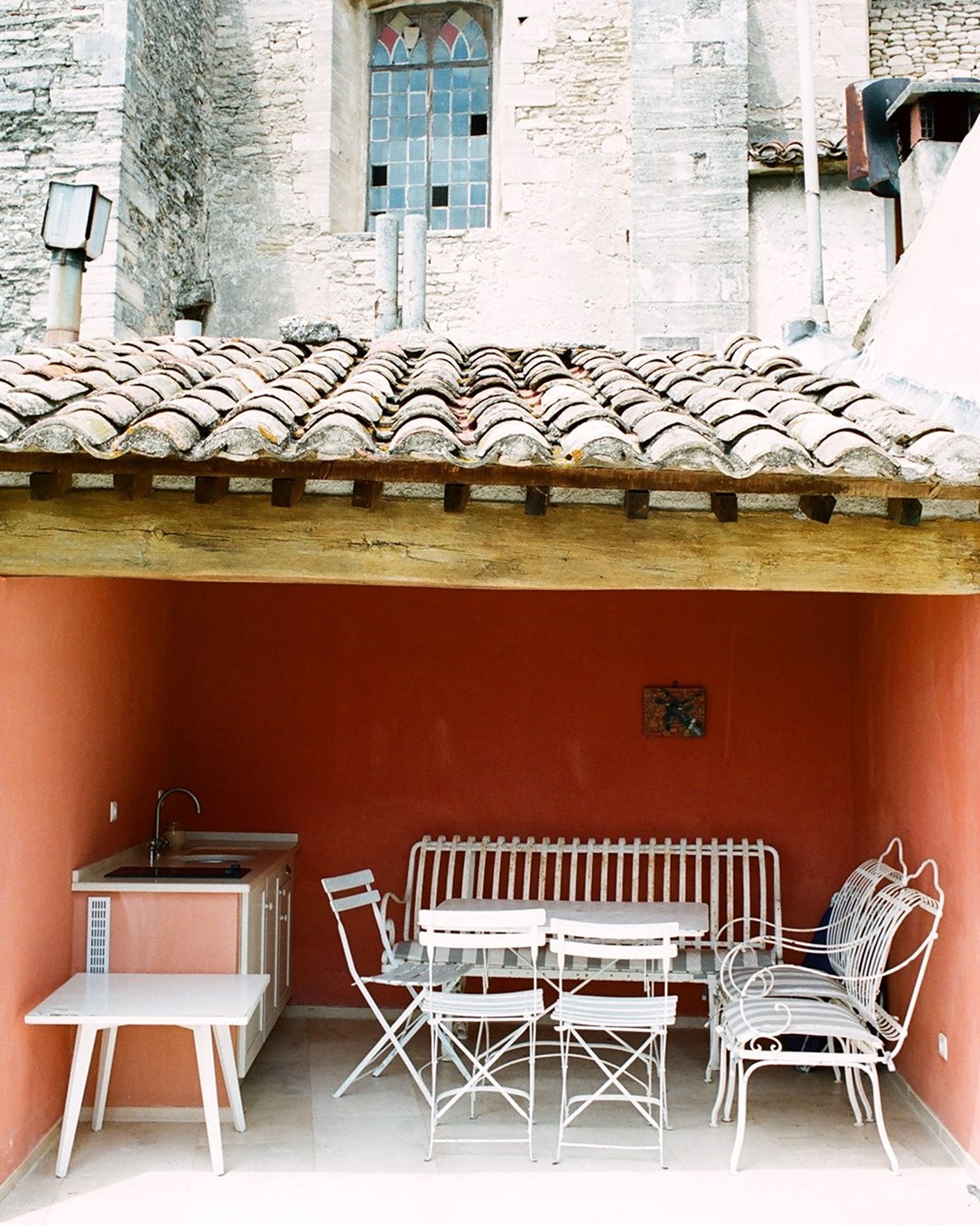 la-tour-de-pierre_country-house_gordes-france_exterior-terrace.jpg