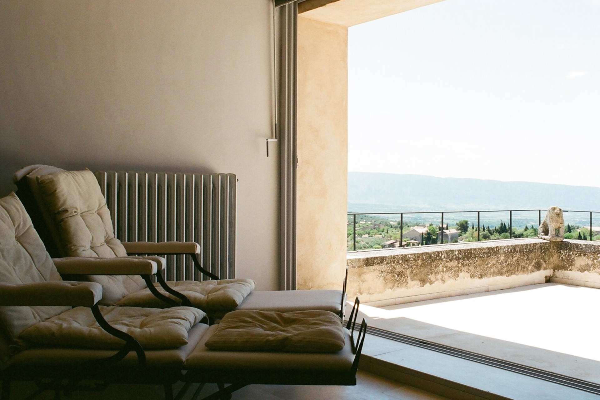la-tour-de-pierre_country-house_gordes-france_interior-view.jpg