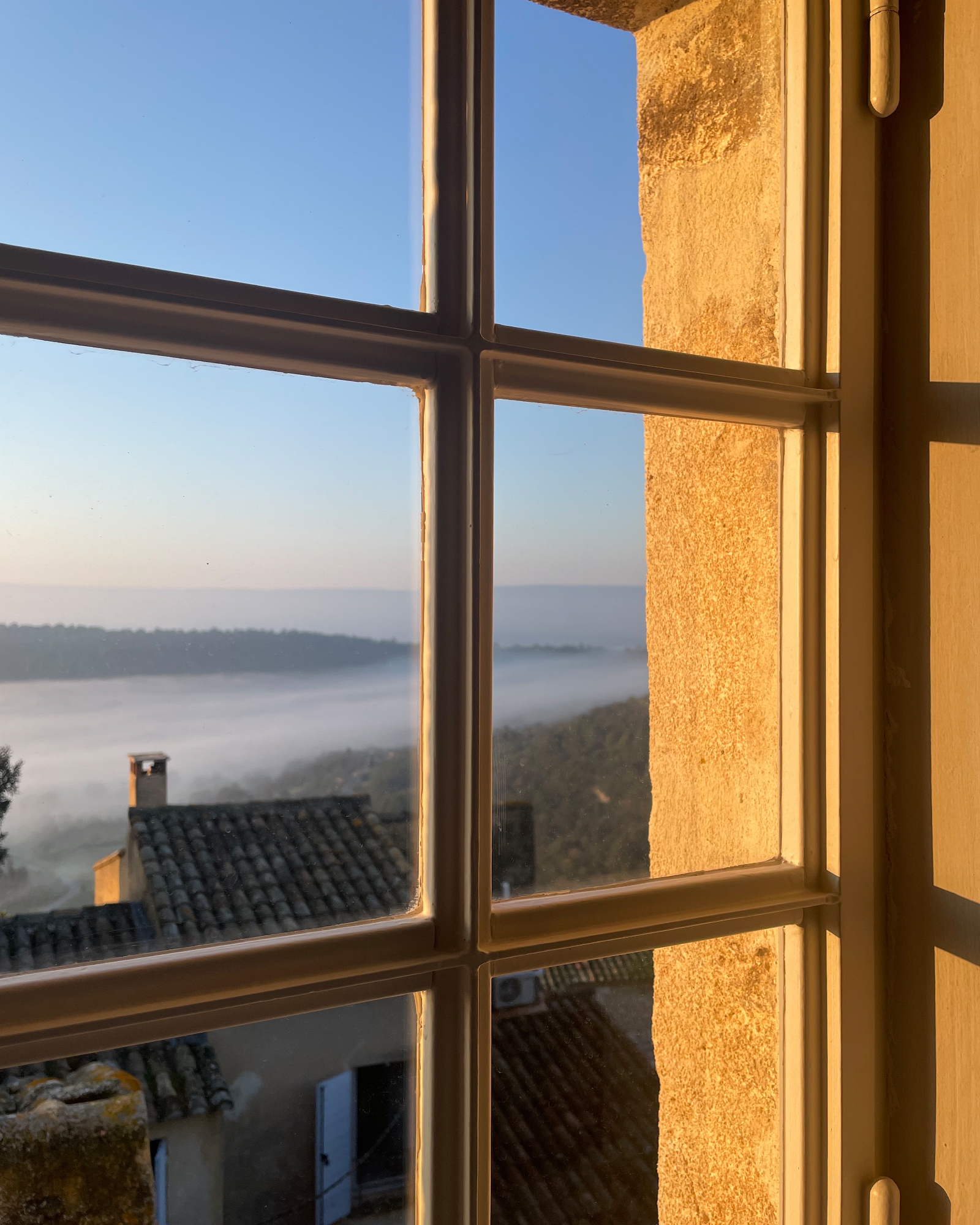 la-tour-de-pierre_country-house_gordes-france_interior-window-view.jpg