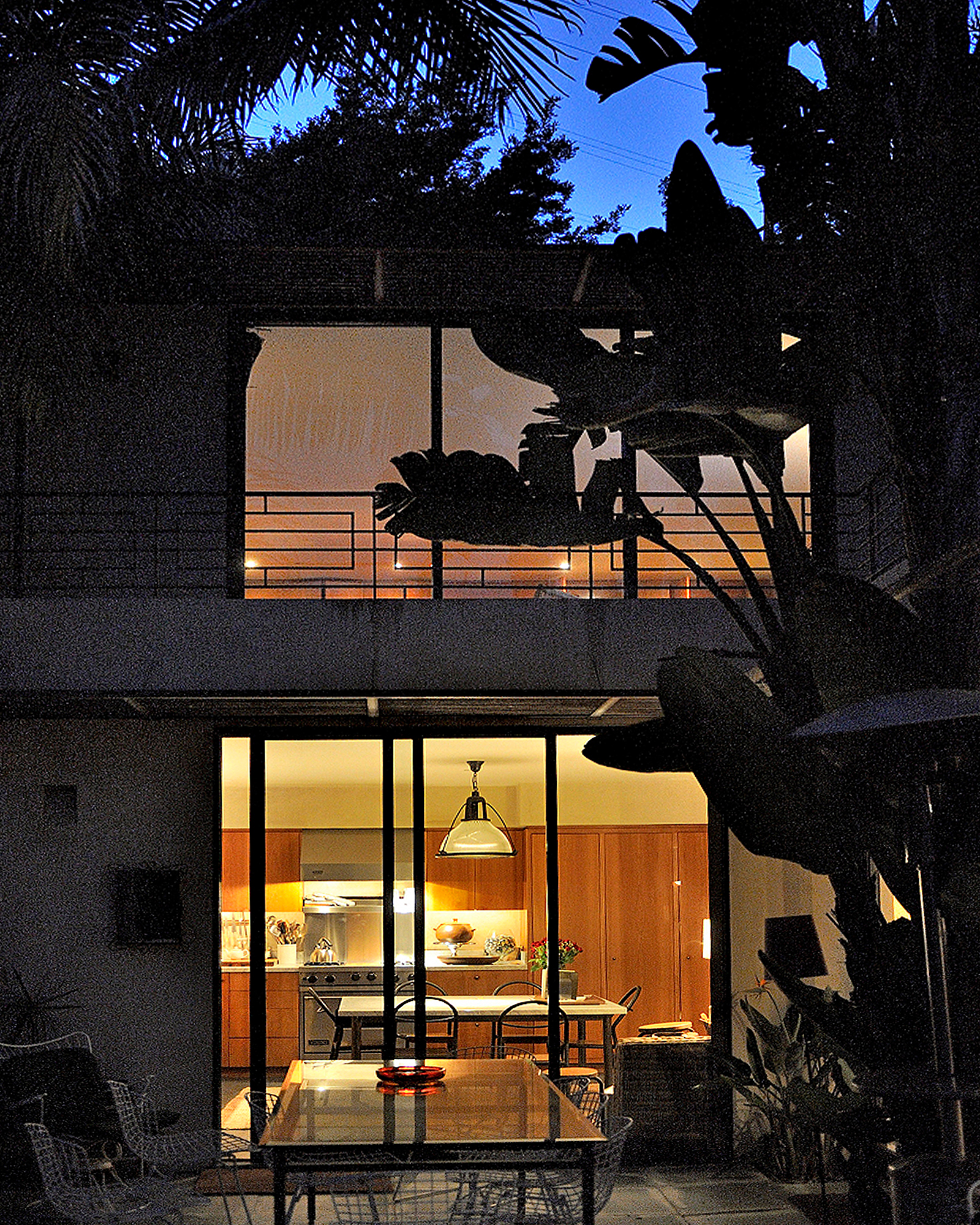 queens-road-house_house_LA-california-usa_exterior-night.jpg