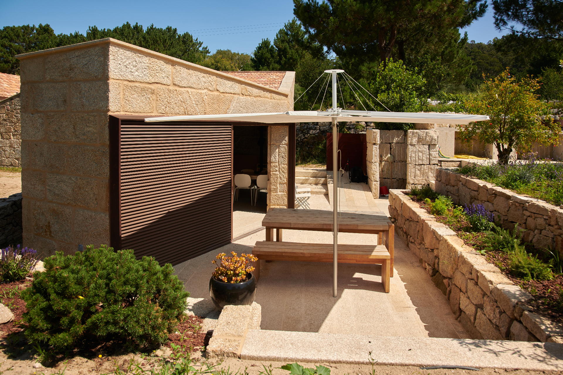camino-de-playa-cabana_cabin_donon-spain_exterior-terrace.jpg