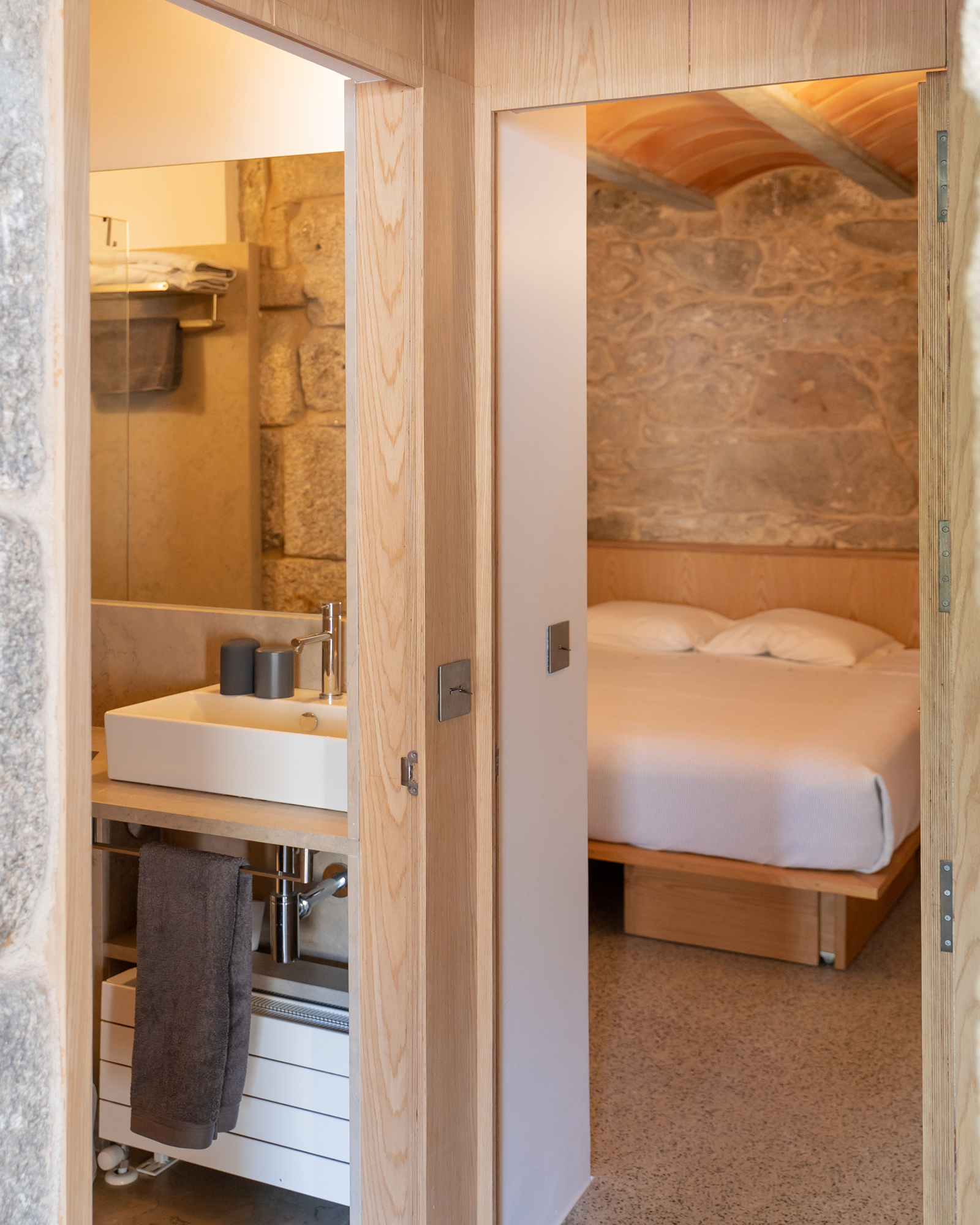 camino-de-playa-cabana_cabin_donon-spain_interior-bathroom-bedroom.jpg