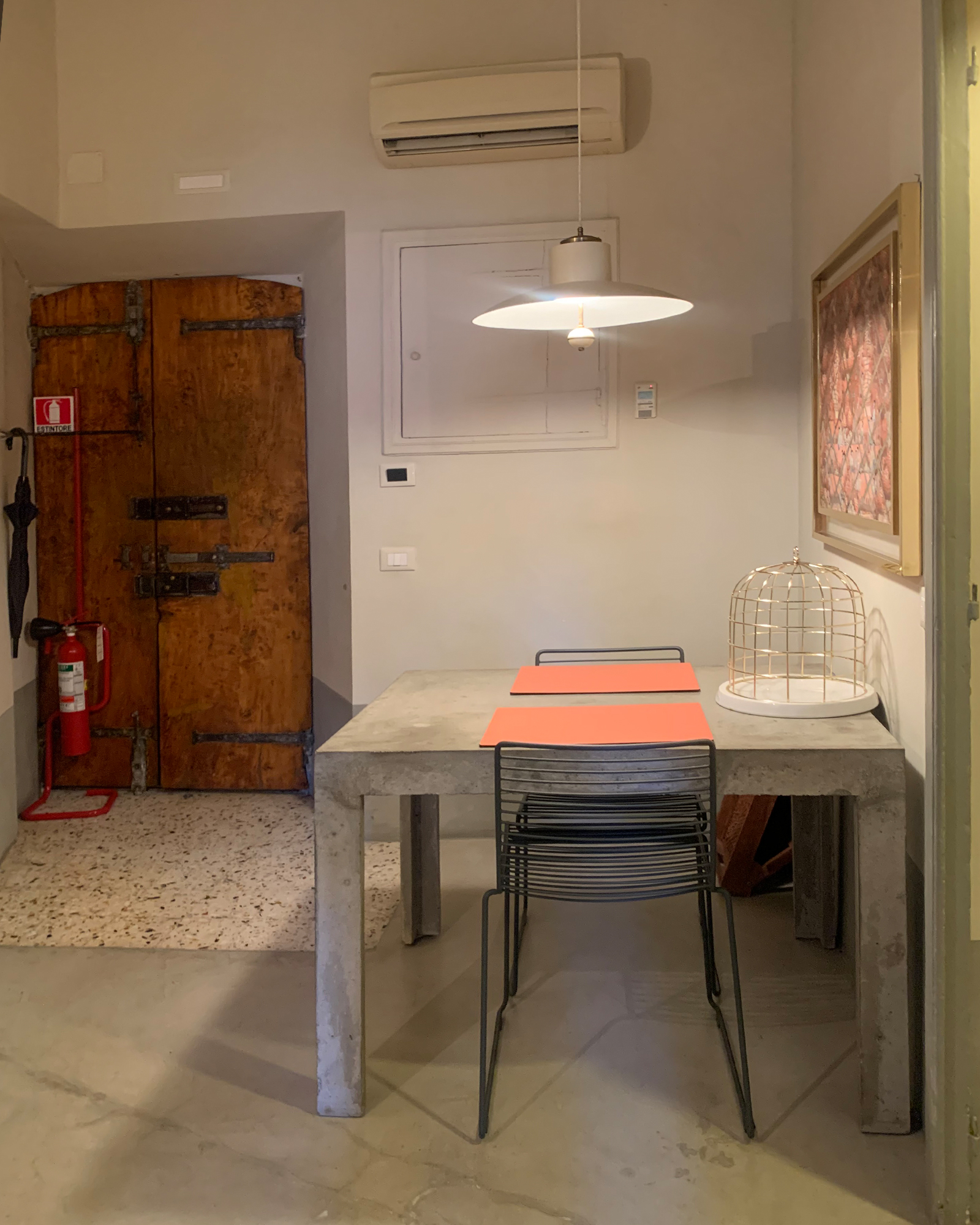 casacau-apartments_apartment_lazio-roma-italy_left-corner-table.jpg