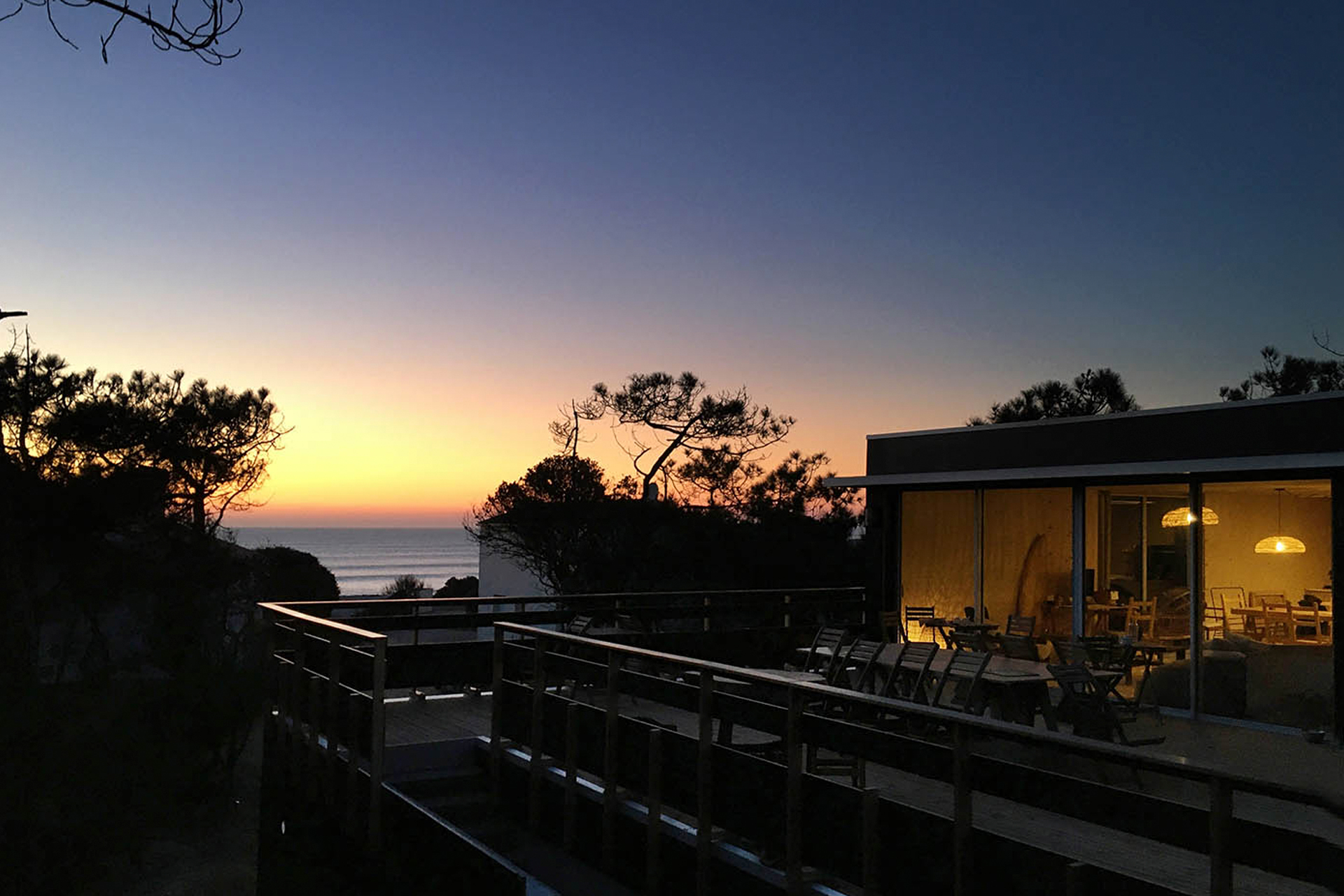 villa-cayola_beachhouse_Pays-de-la-Loire-France_exterior-night.jpg