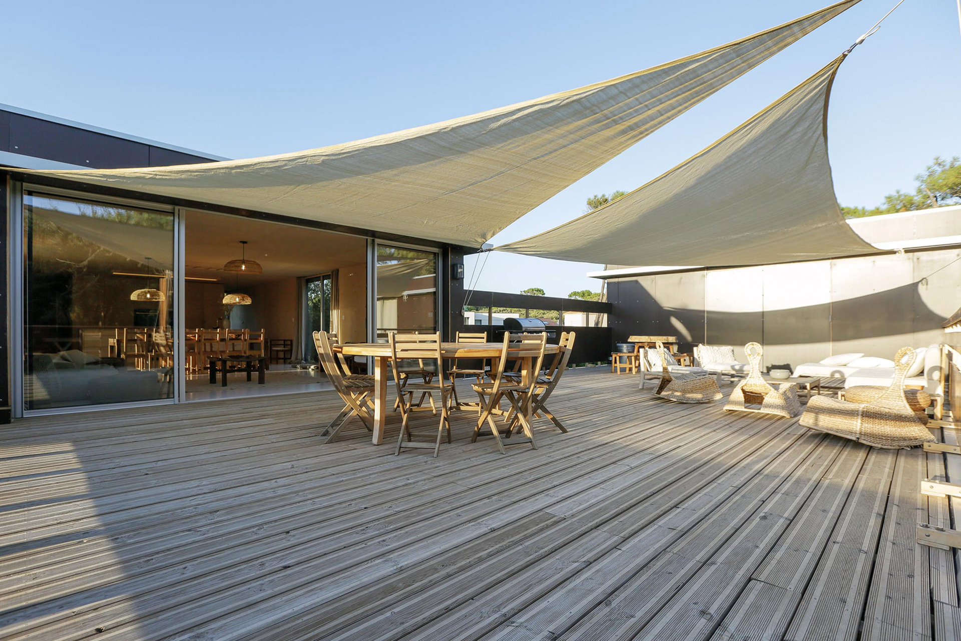 villa-cayola_beachhouse_Pays-de-la-Loire-France_exterior-terrace-design.jpg