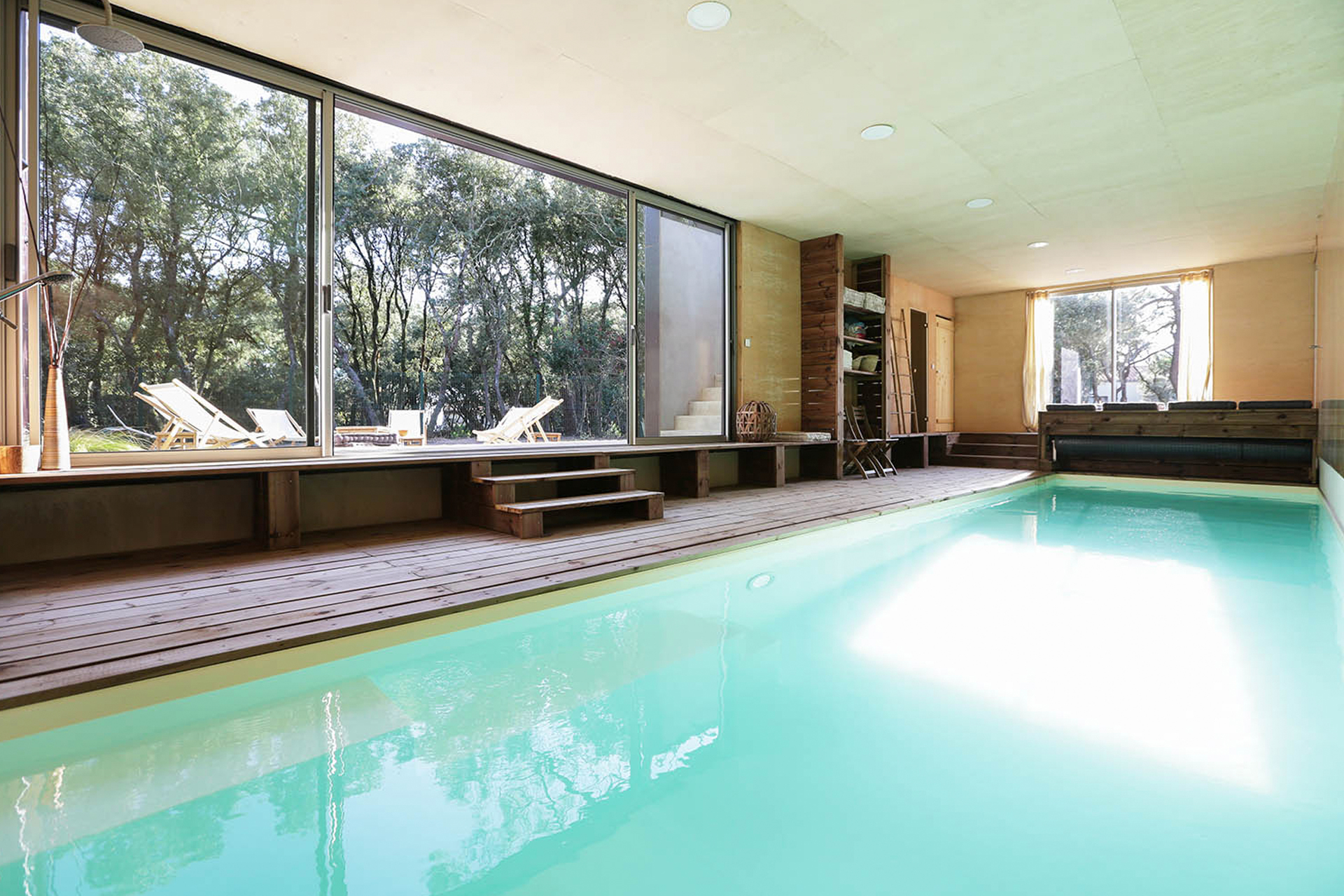 villa-cayola_beachhouse_Pays-de-la-Loire-France_interior-pool.jpg