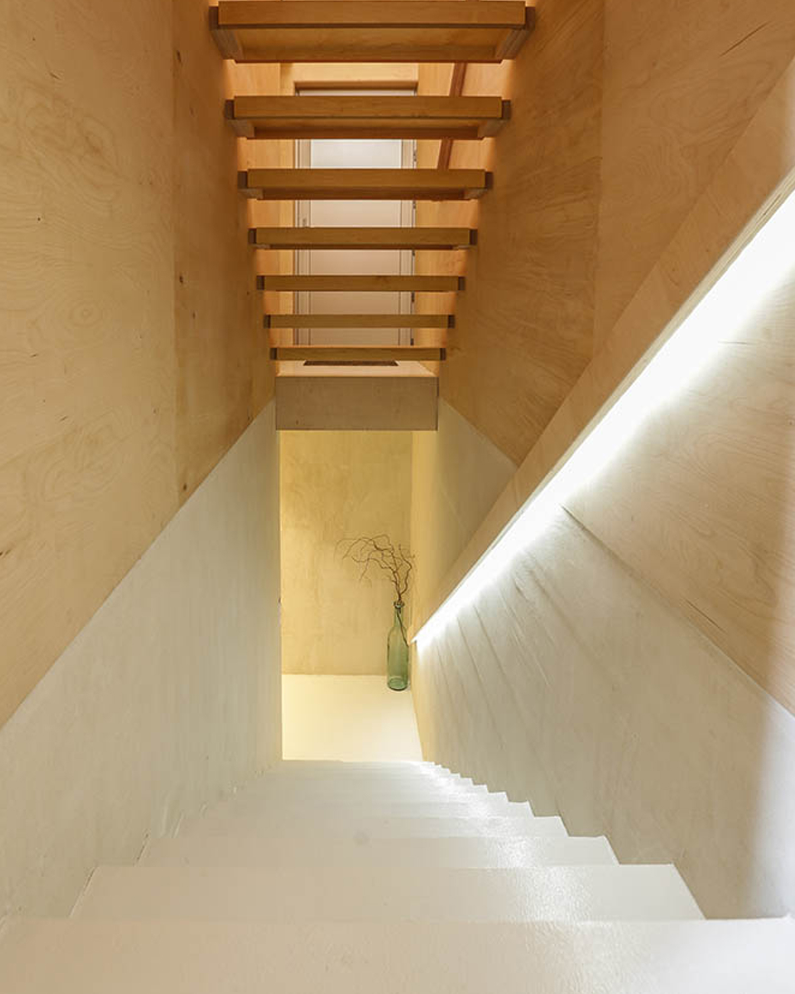 villa-cayola_beachhouse_Pays-de-la-Loire-France_interior-stairs.jpg