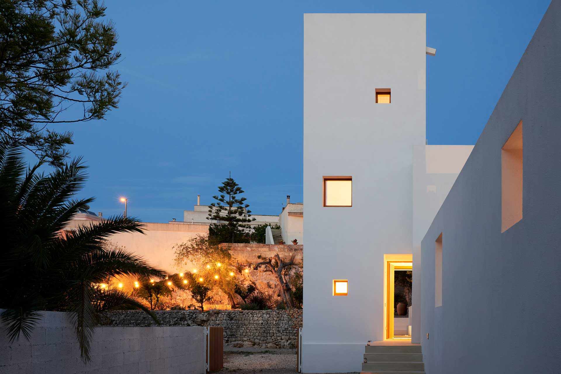 la-torre-bianca_villa_puglia-italy_exterior-night.jpg