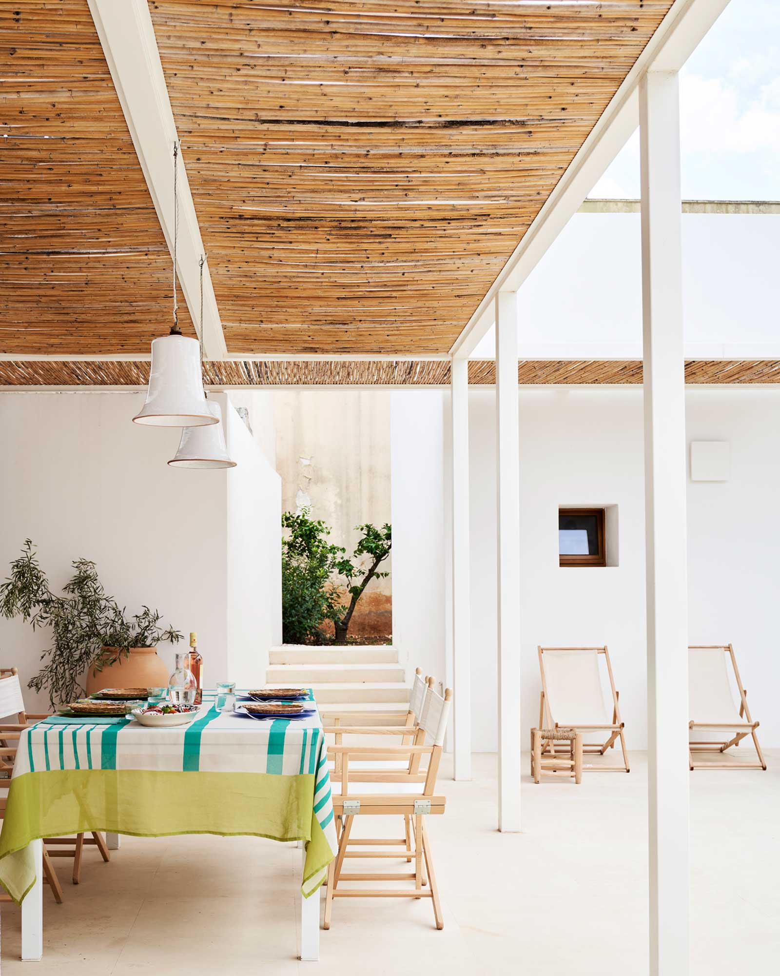 la-torre-bianca_villa_puglia-italy_exterior-terrace-table.jpg