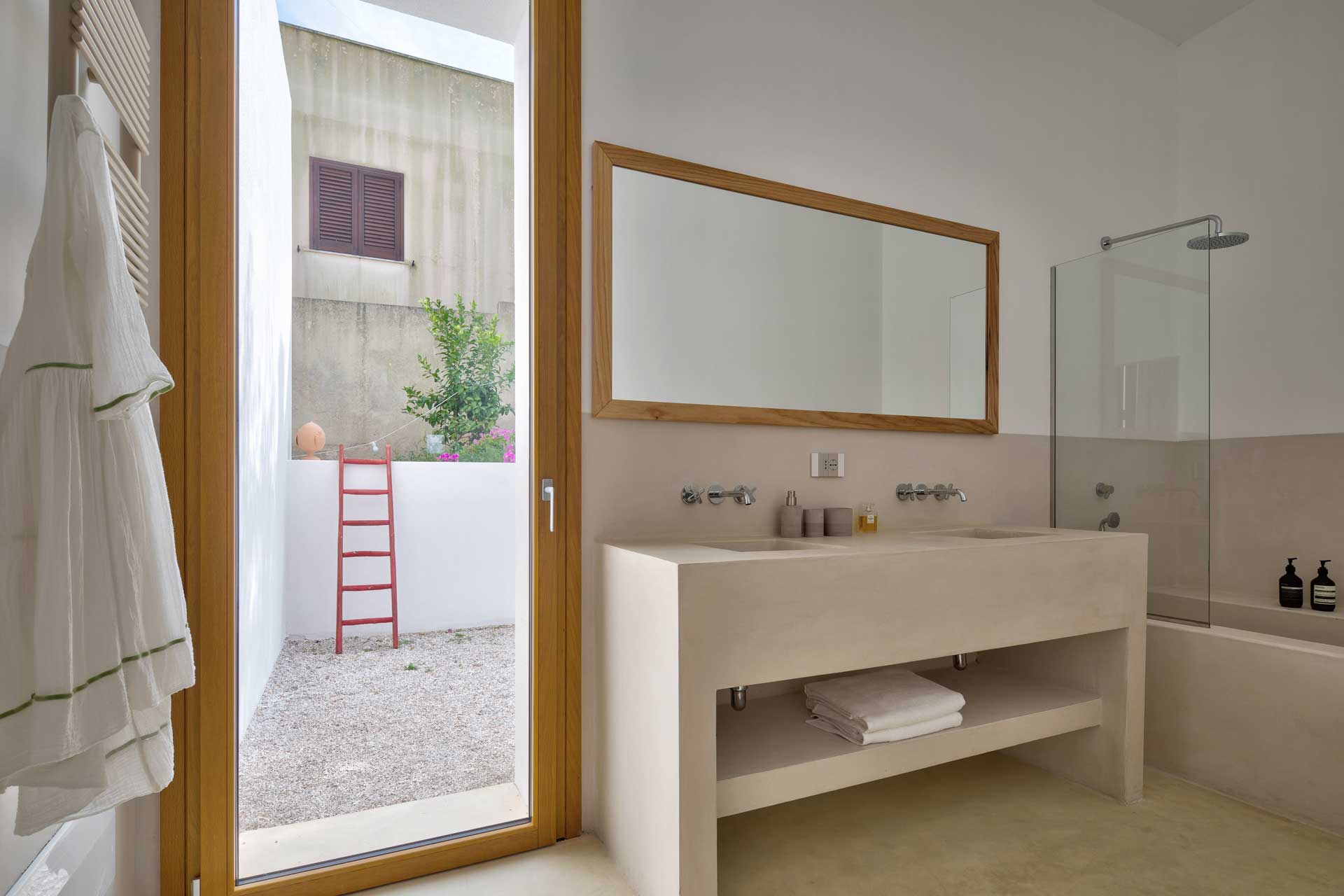 la-torre-bianca_villa_puglia-italy_interior-bathroom.jpg