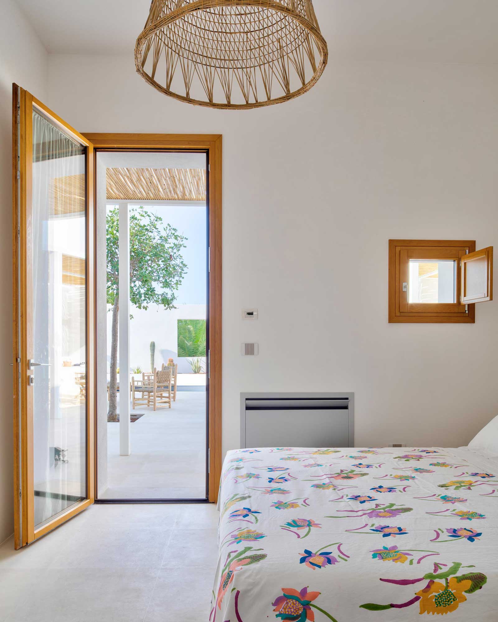 la-torre-bianca_villa_puglia-italy_interior-bed-detail.jpg