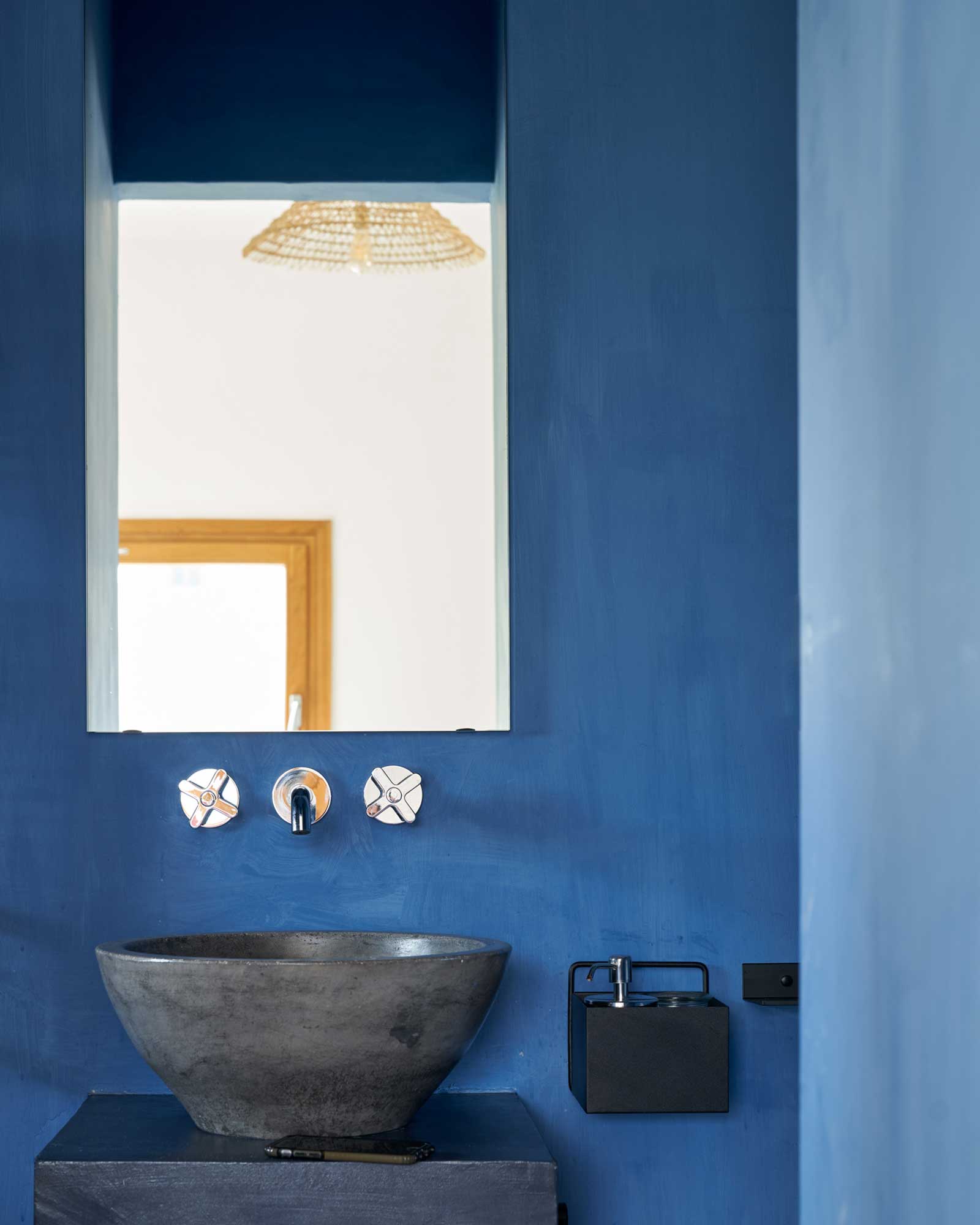 la-torre-bianca_villa_puglia-italy_interior-blue-bathroom.jpg